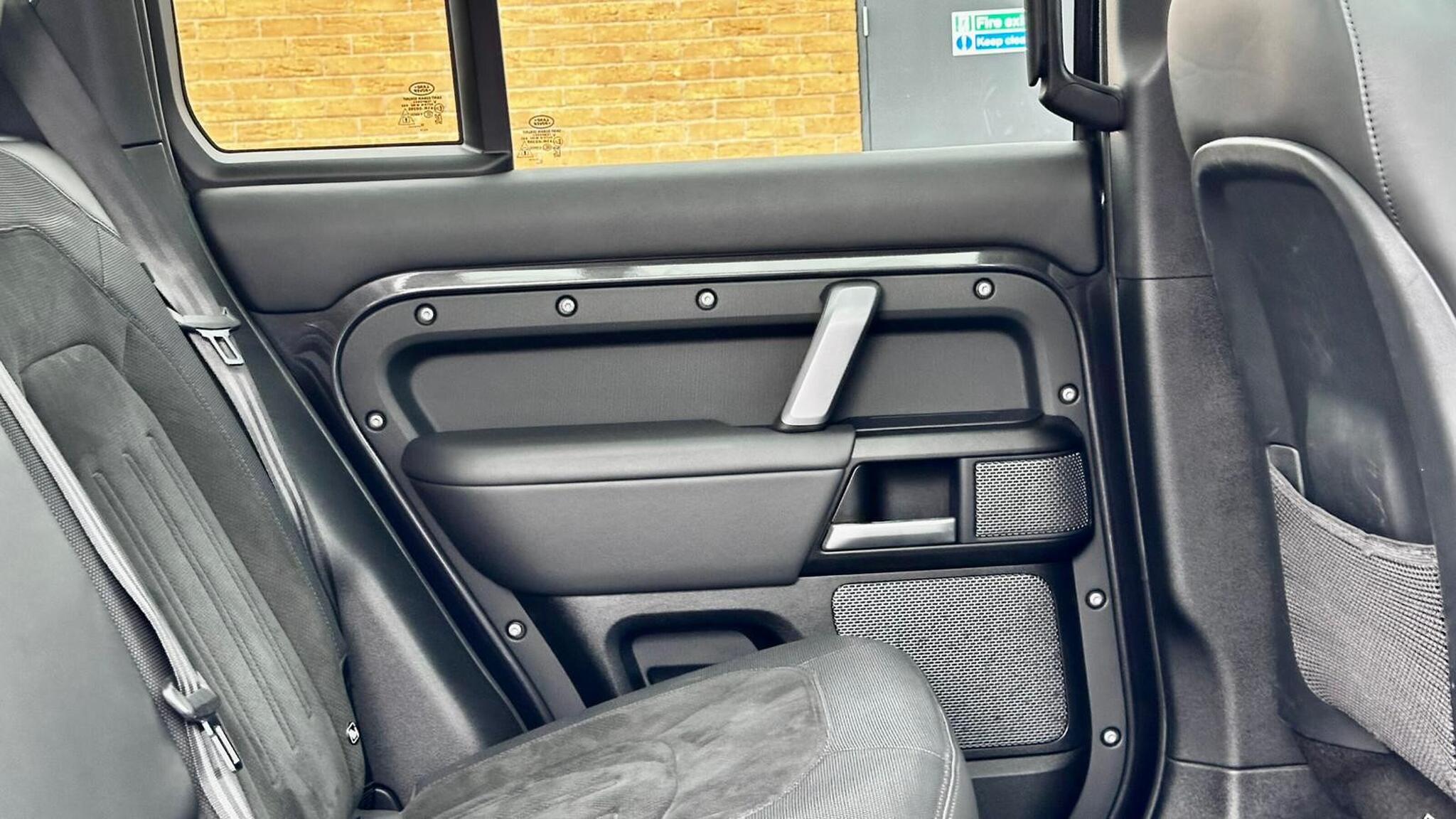 Land Rover Defender 110 view 47