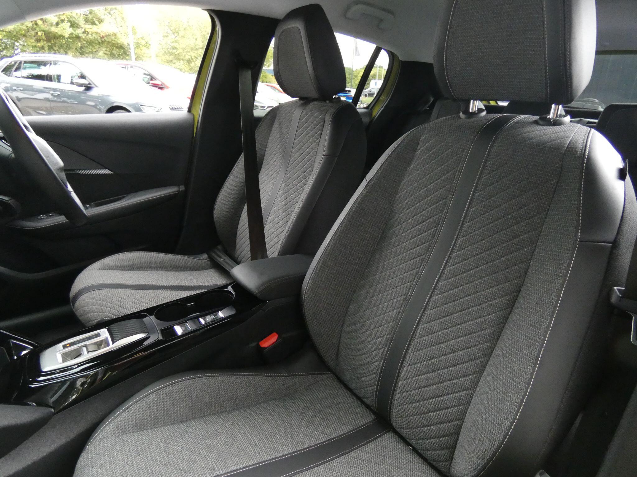 Peugeot E-208 view 21