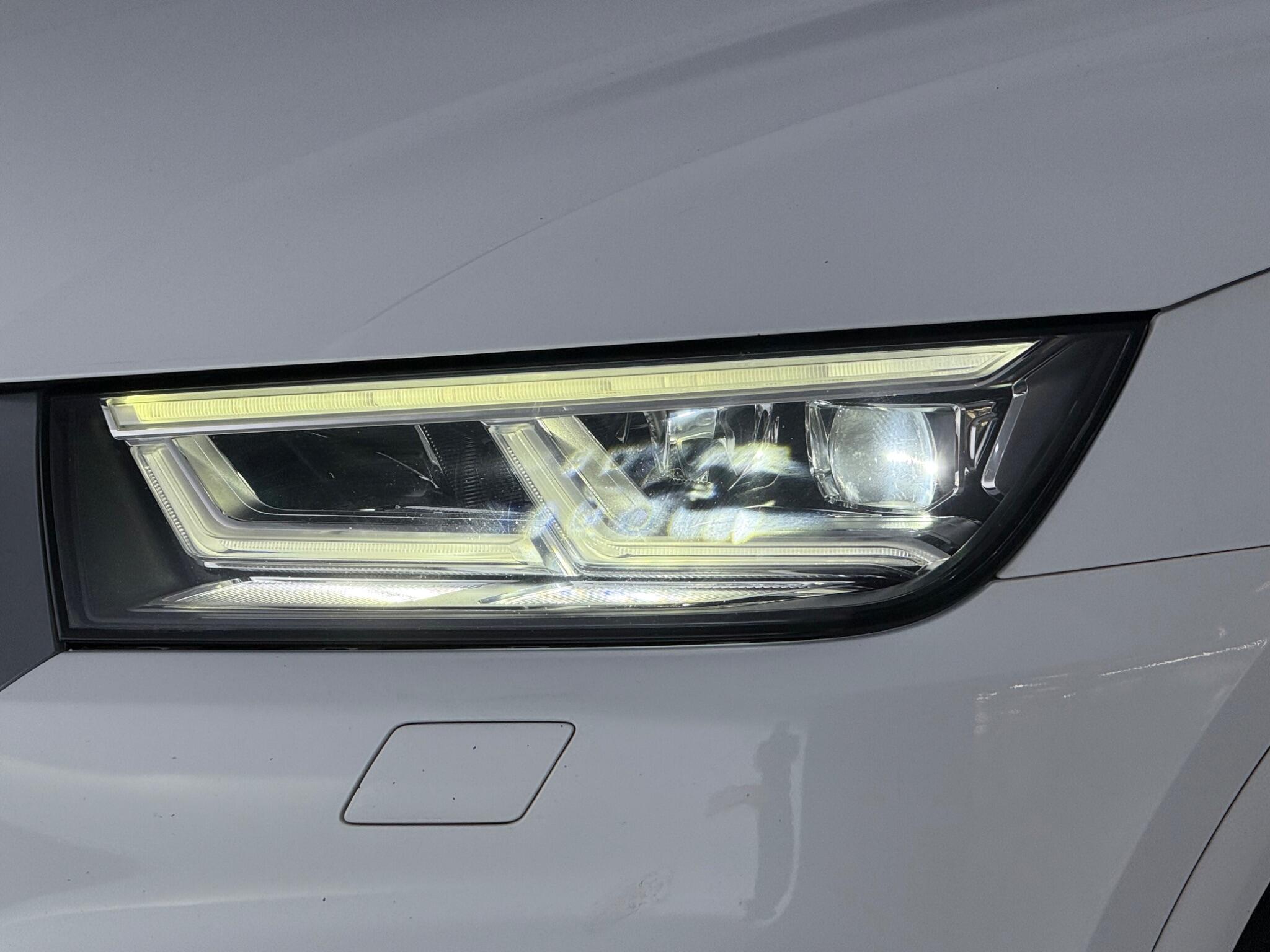 Audi Q5 view 10