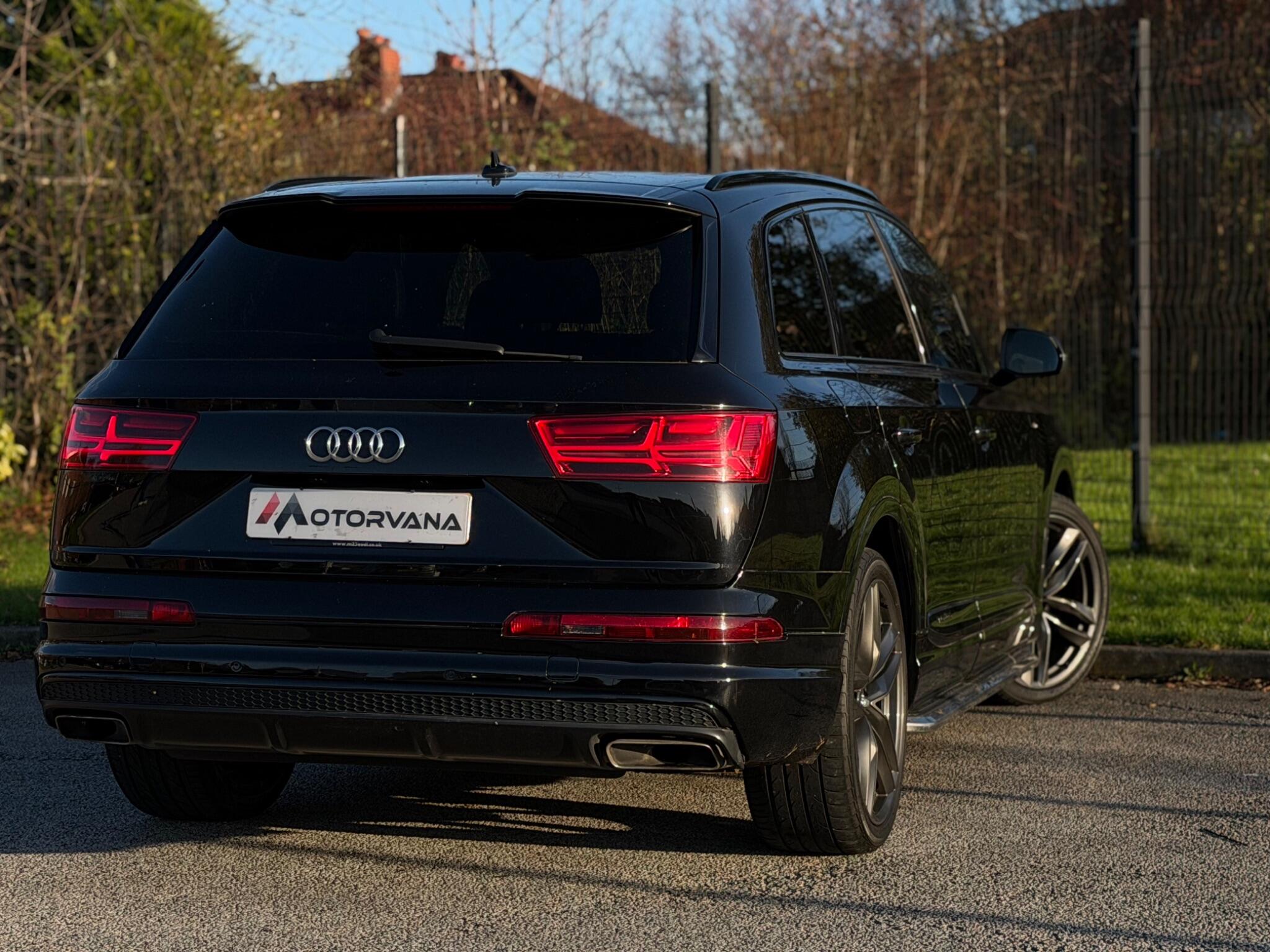 Audi Q7 view 11