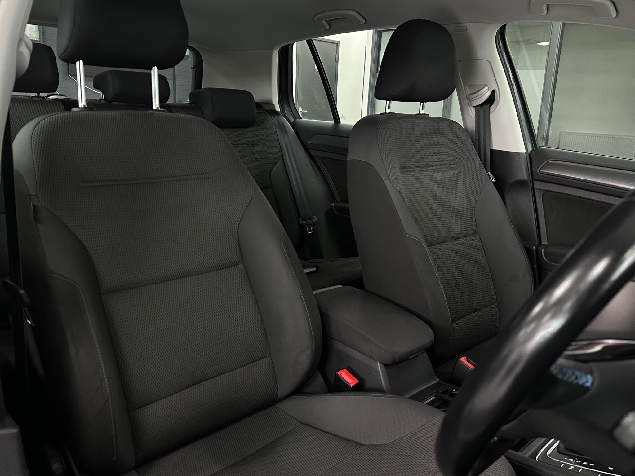 Volkswagen E-Golf view 22