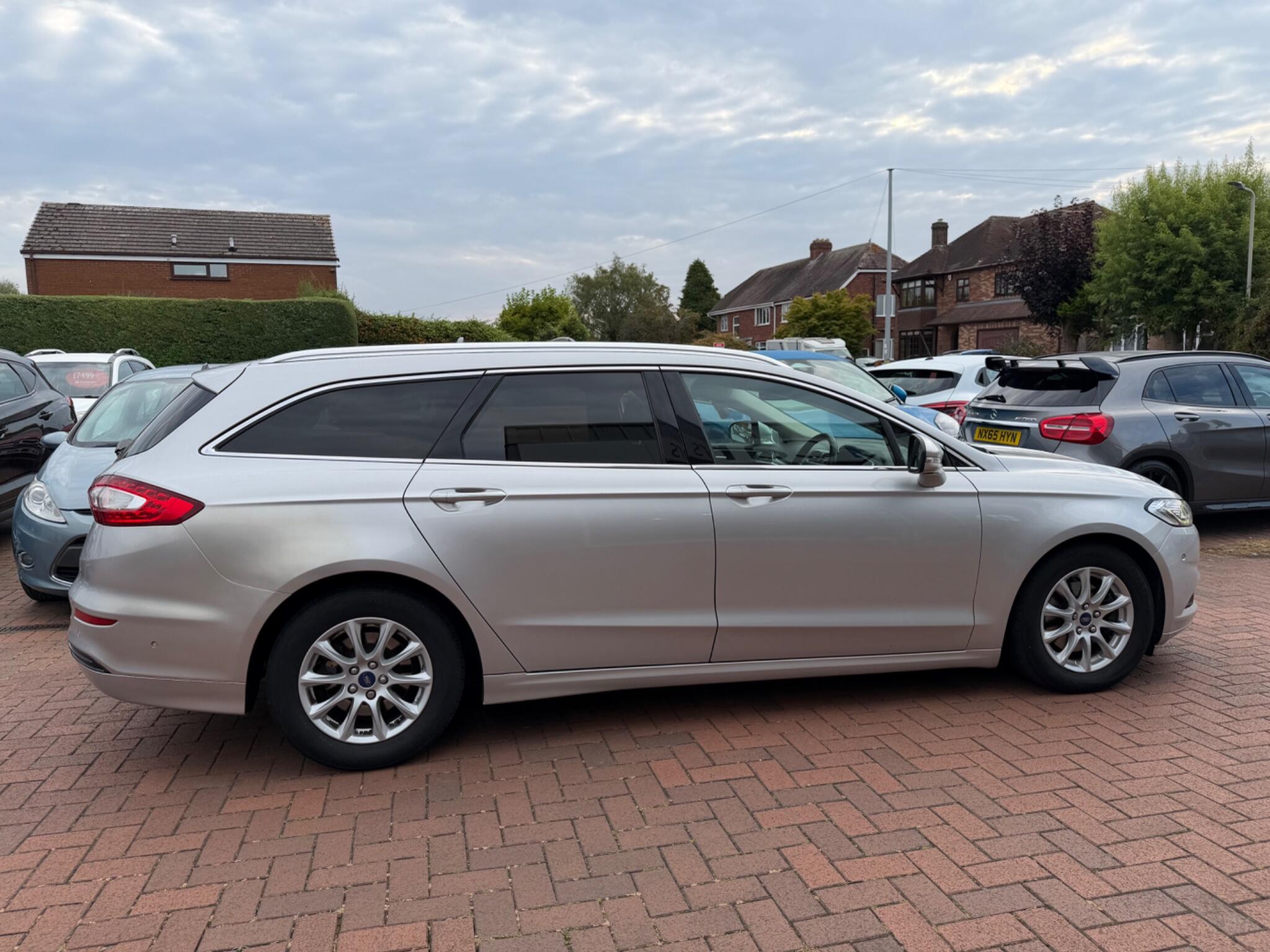 Ford Mondeo view 24