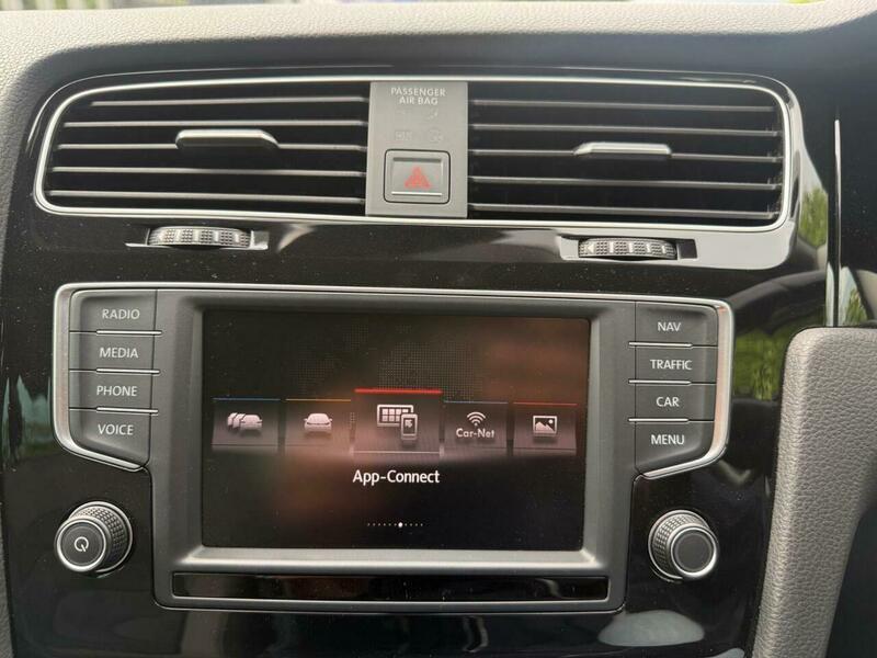 2016 Volkswagen Golf image 41