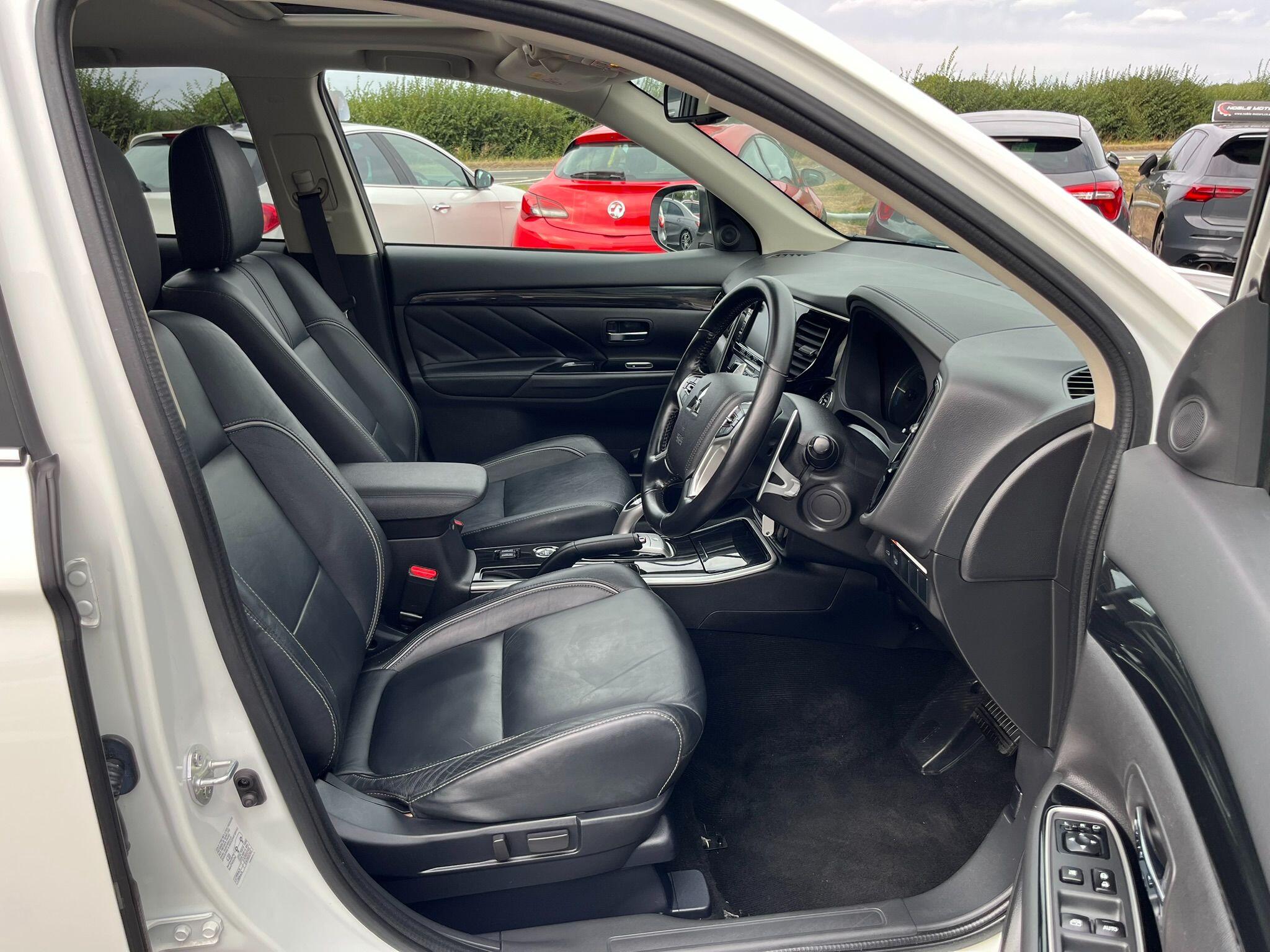 Mitsubishi Outlander view 9