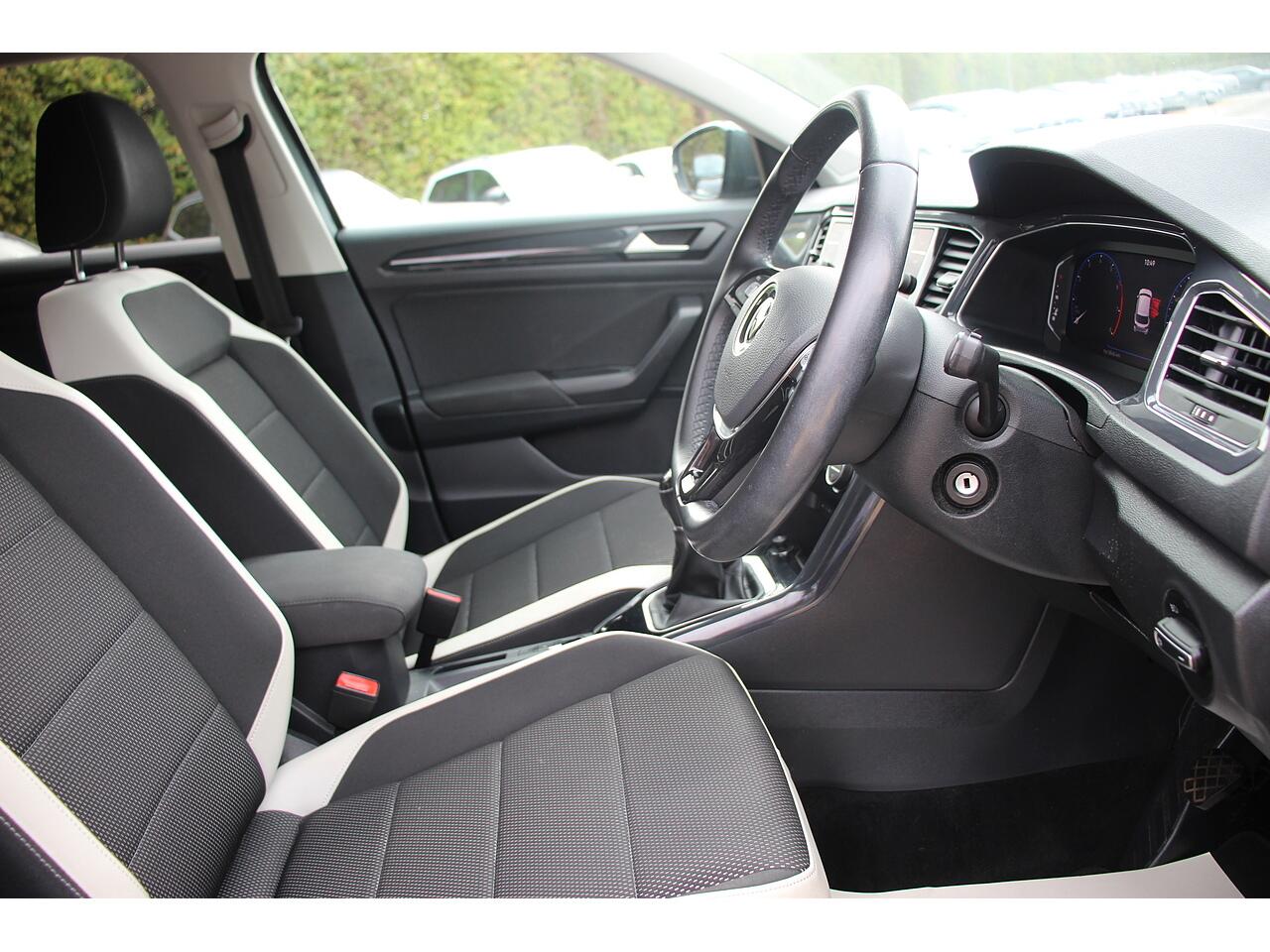 Volkswagen T-Roc view 15