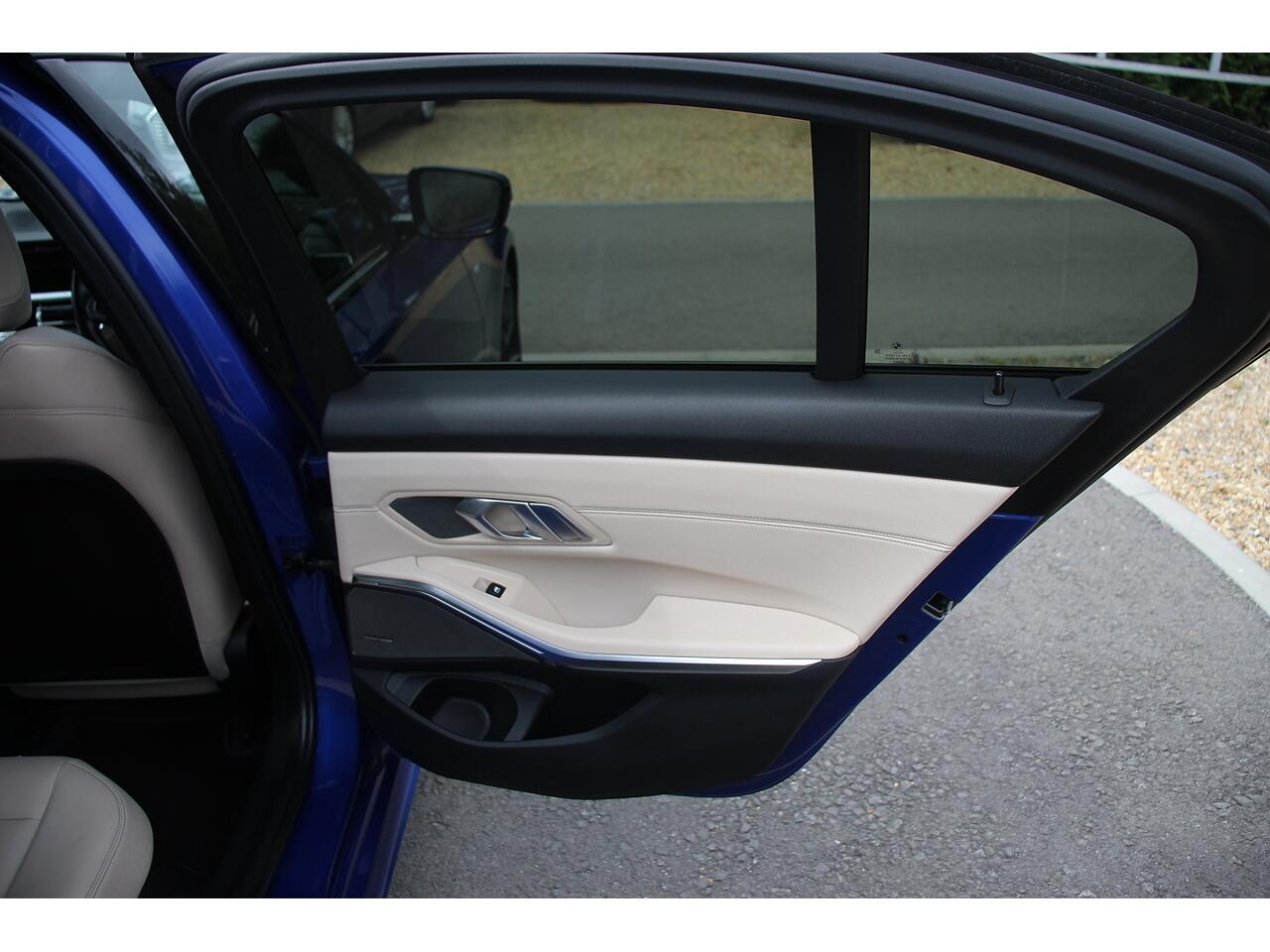BMW 3 Series view 31