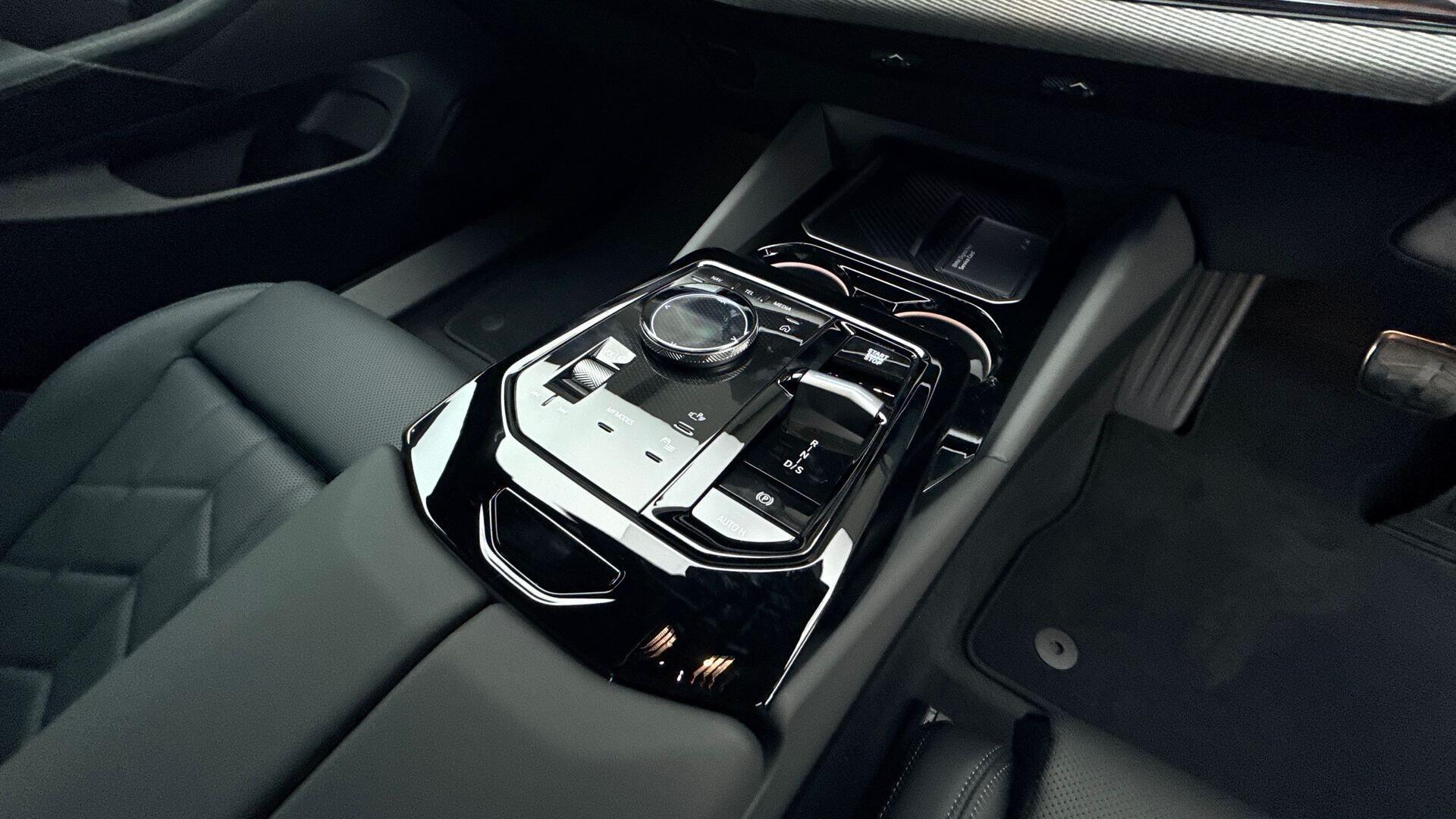BMW 5 Series view 10