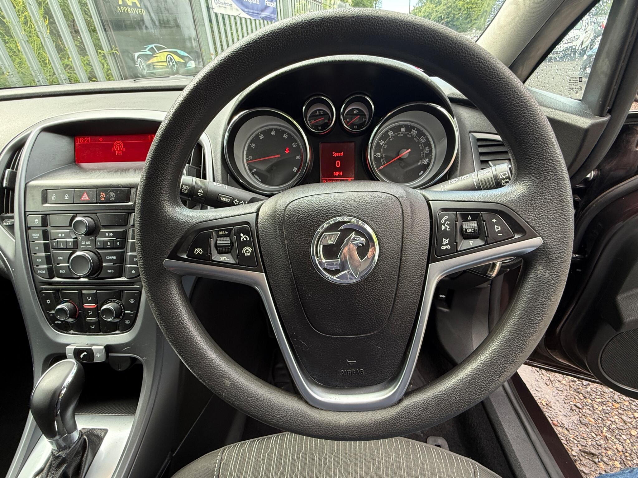 2014 Vauxhall Astra image 36