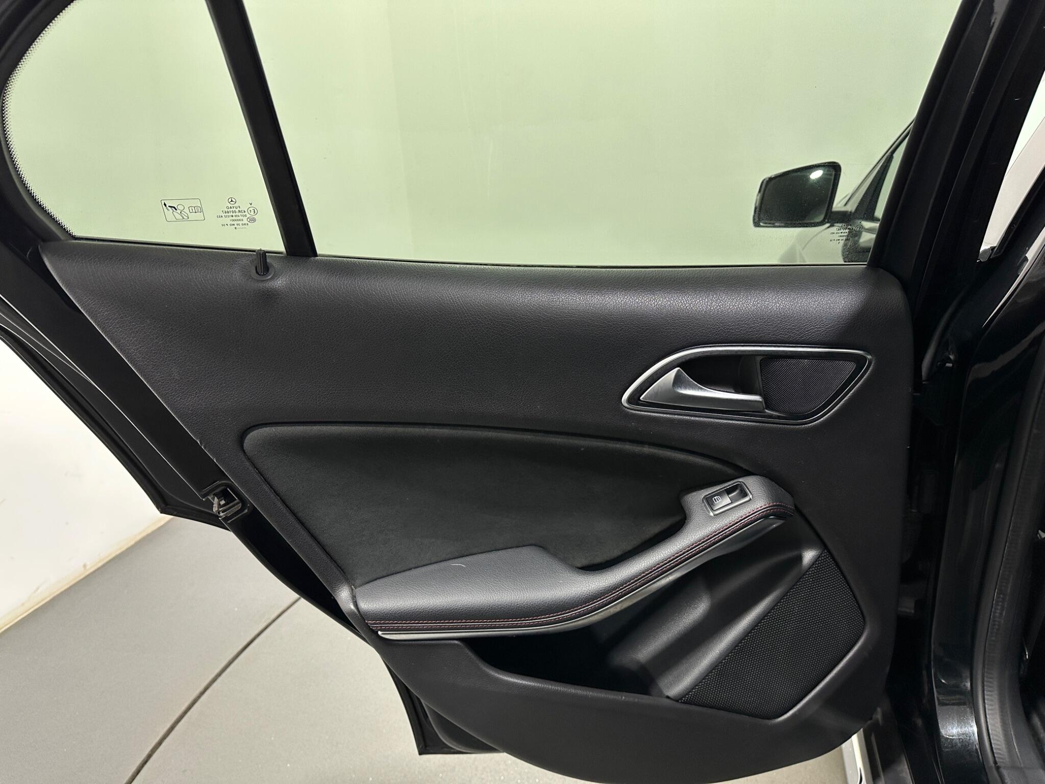 Mercedes-Benz Gla view 40