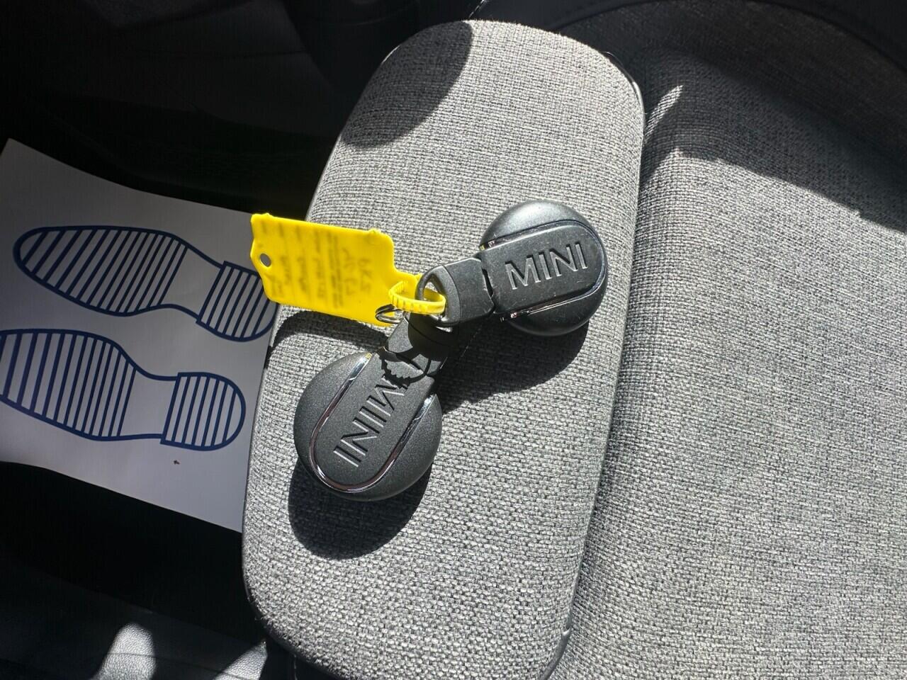 Mini Hatch view 32