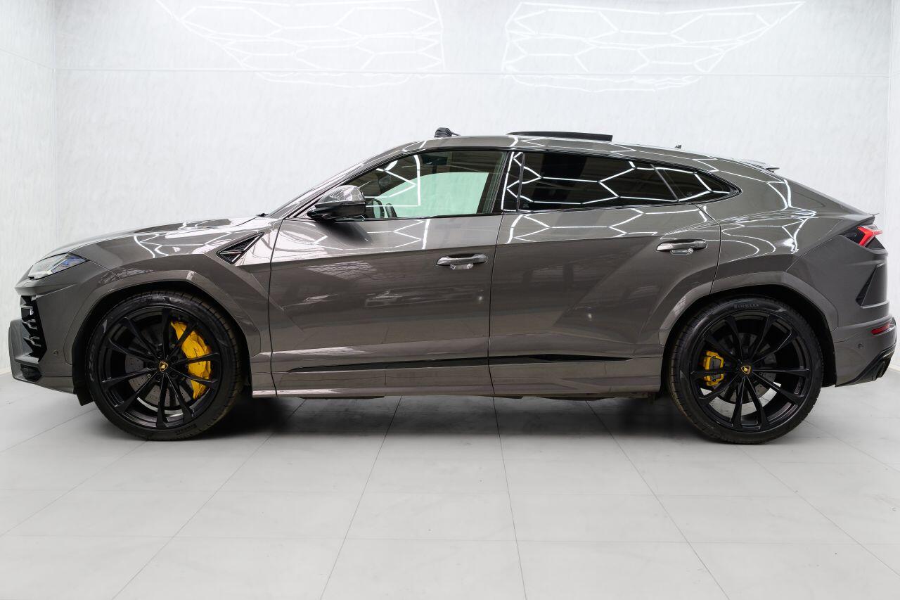 Lamborghini Urus view 13