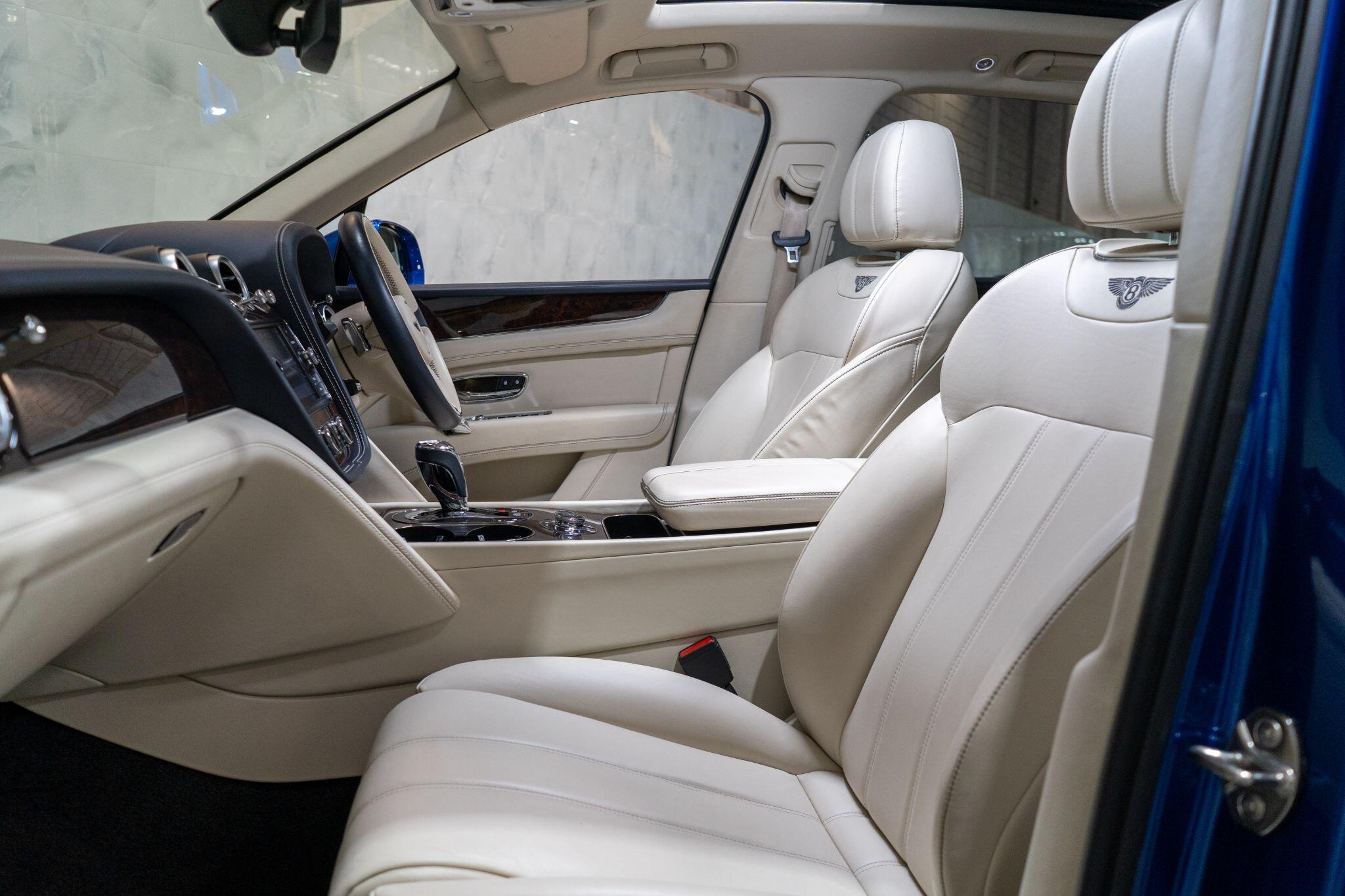 Bentley Bentayga view 13