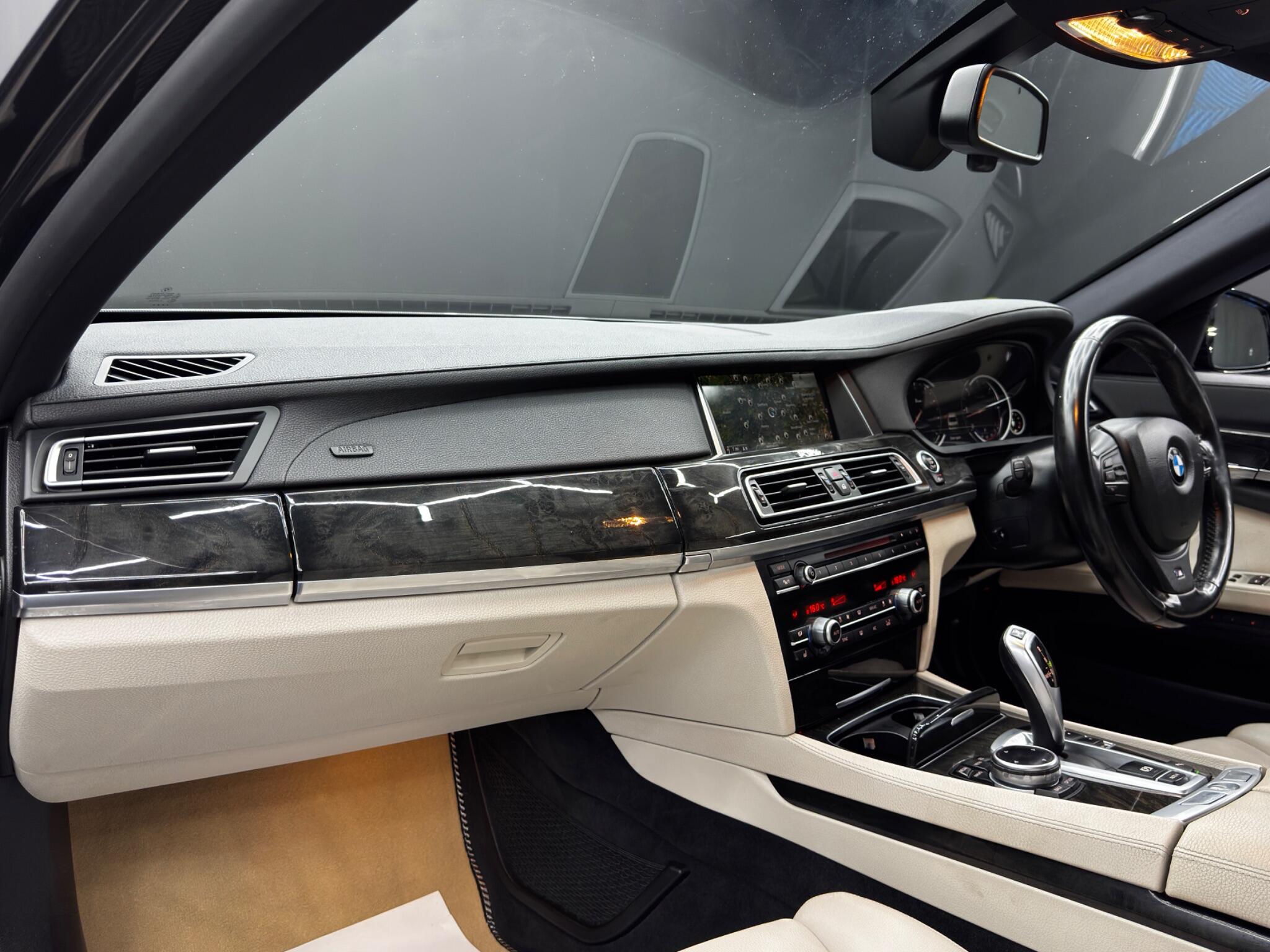 BMW 7 Series view 11