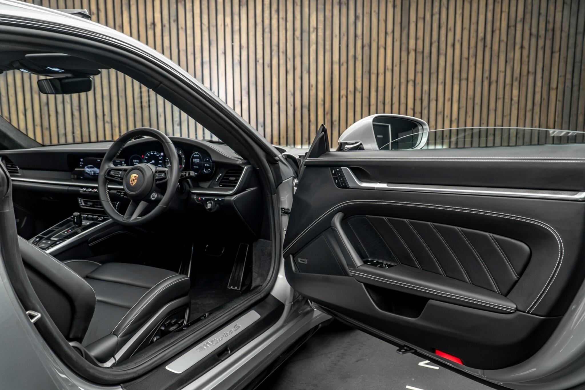 Porsche 911 view 31