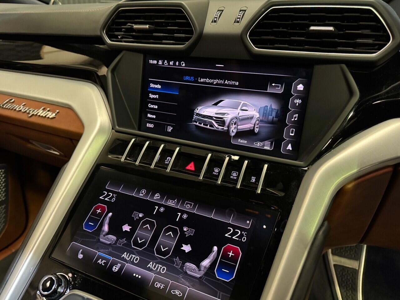Lamborghini Urus view 17