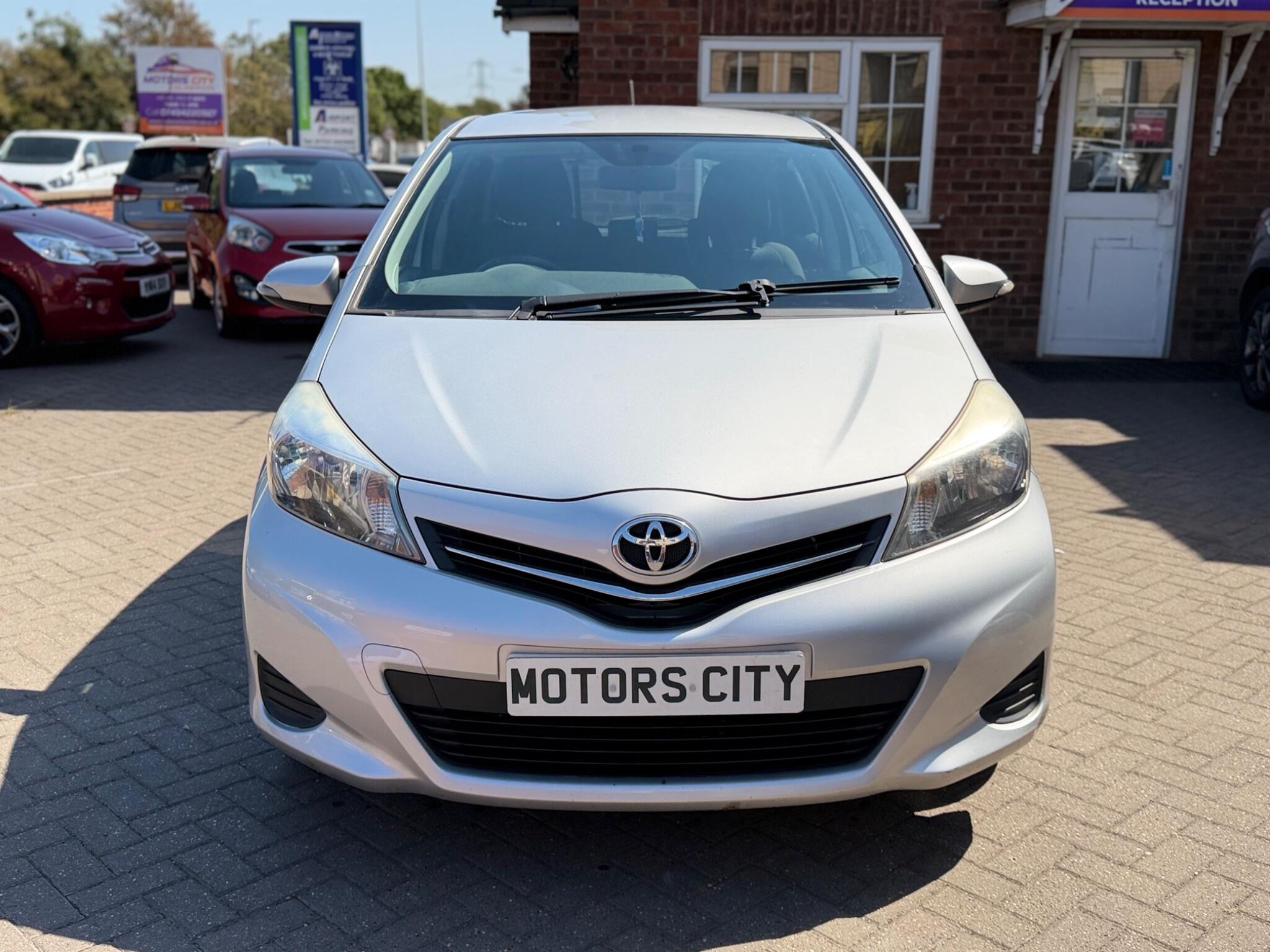 Toyota Yaris view 3