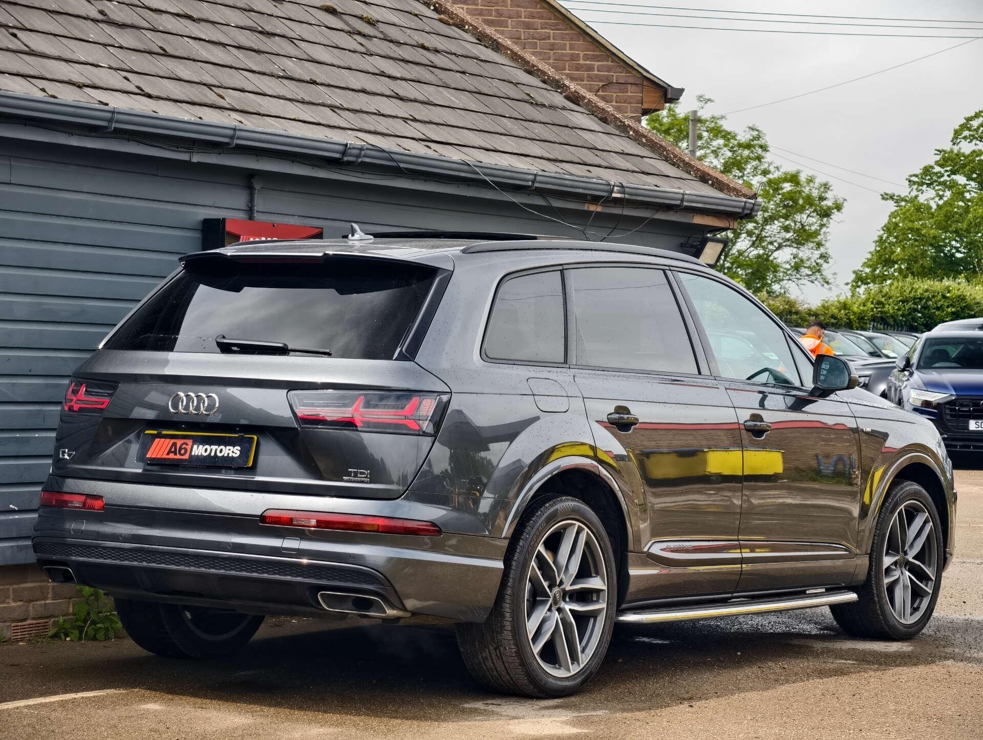 Audi Q7 view 18