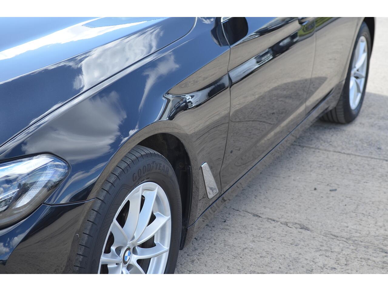 BMW 5 Series view 25