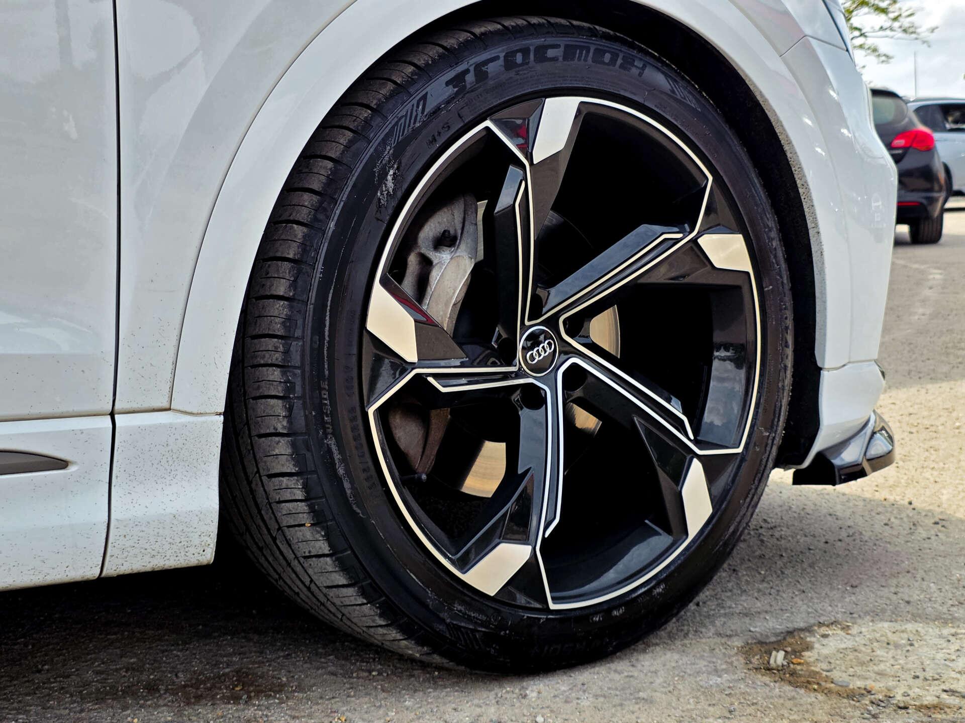 Audi Q8 view 16