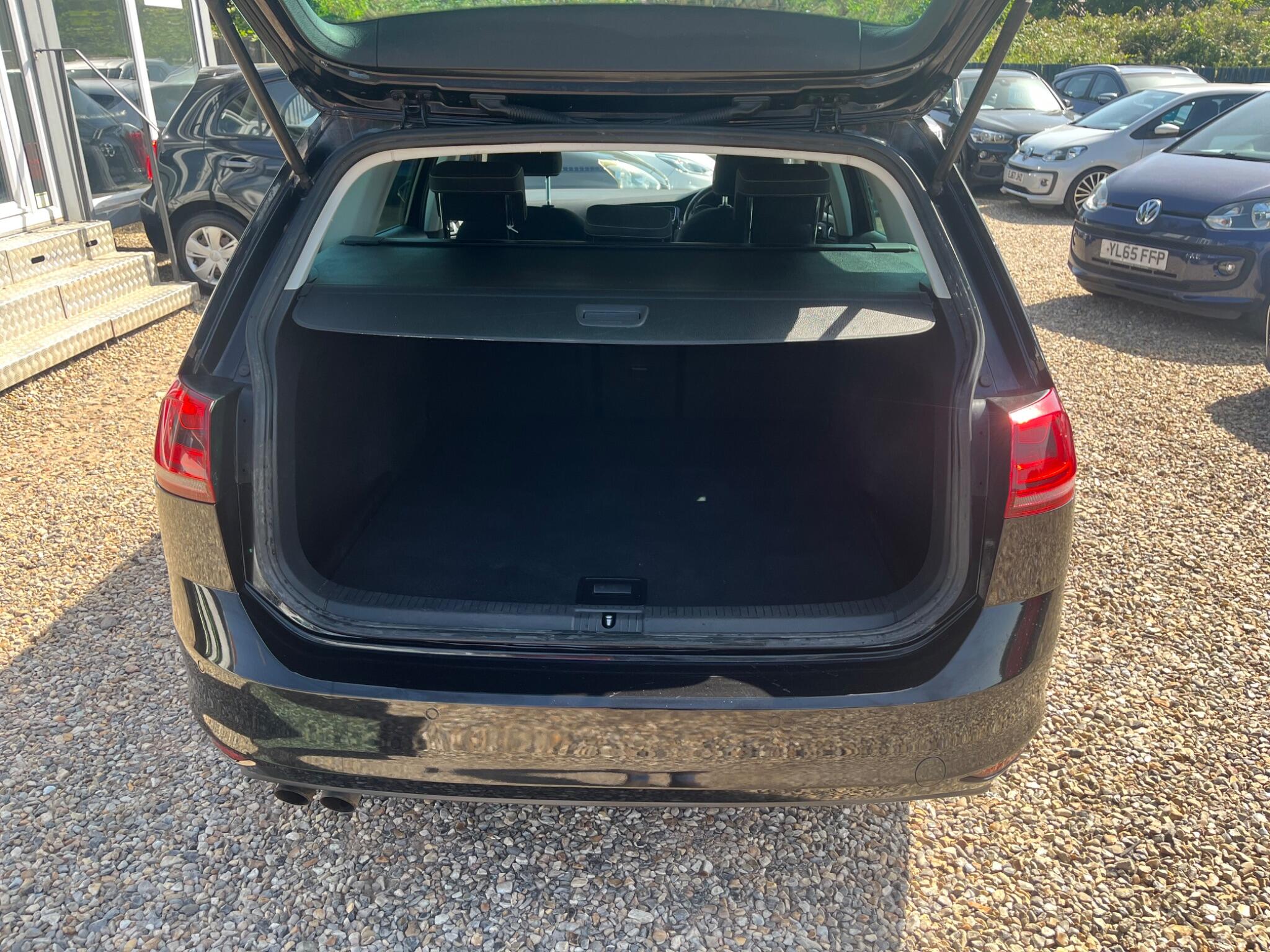 Volkswagen Golf view 6