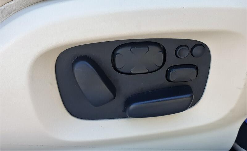 2014 Jaguar XF image 26