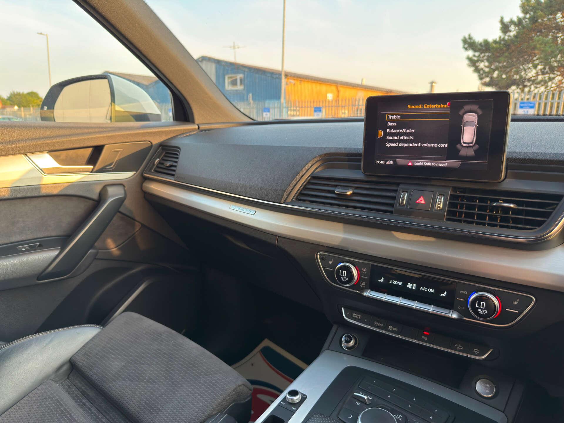 Audi Q5 view 64