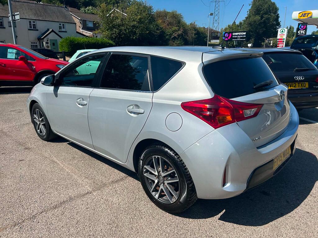 Toyota Auris view 4