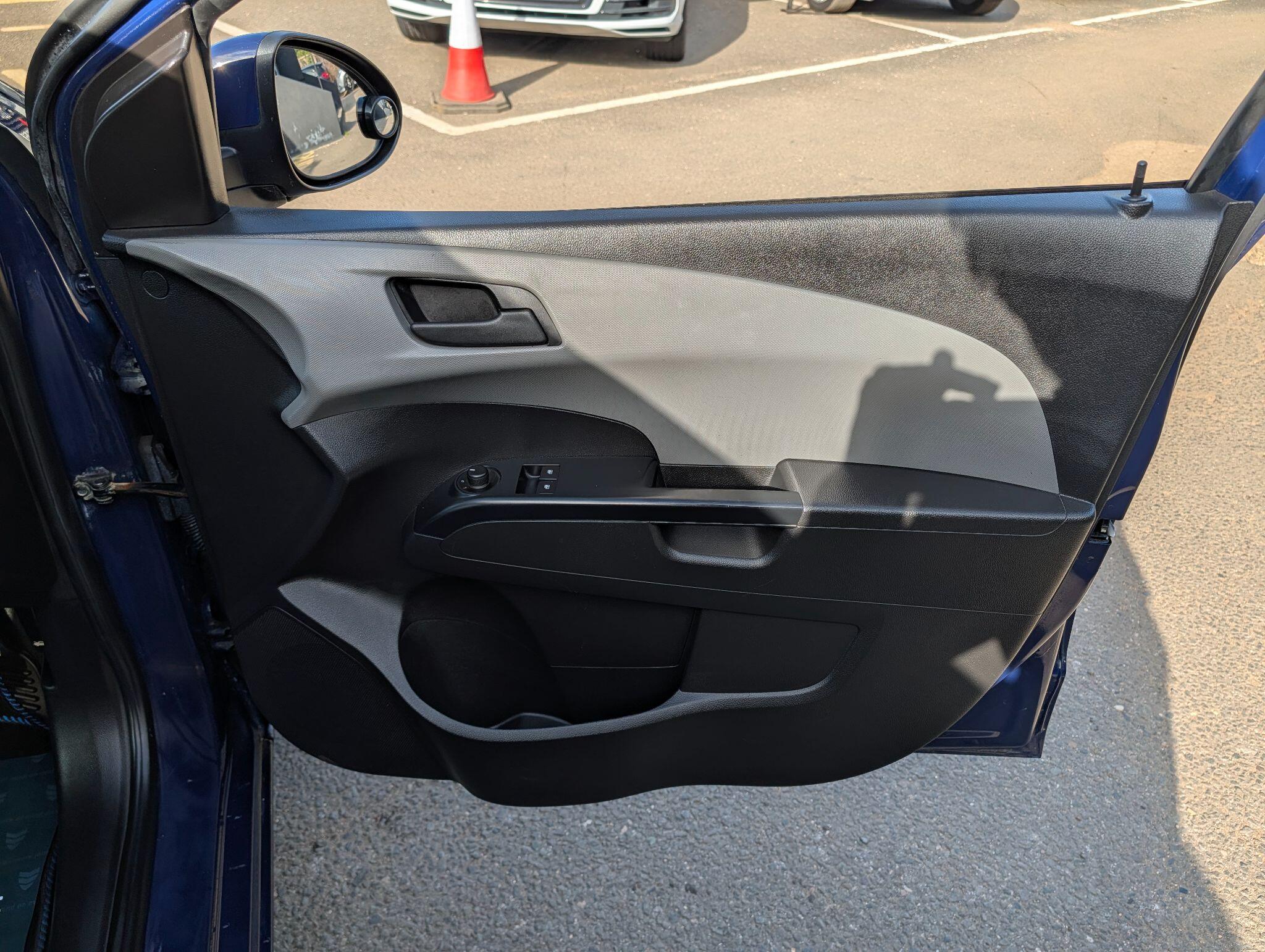 Chevrolet Aveo view 14