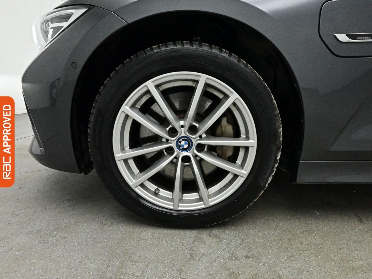 BMW 3 Series view 15