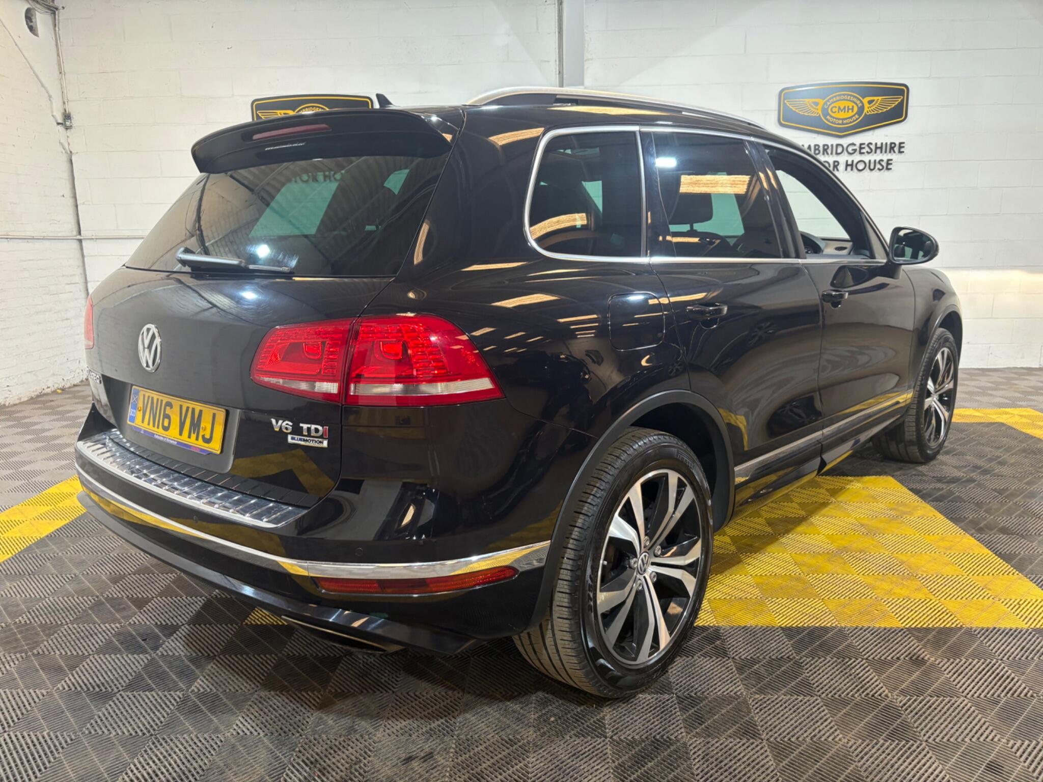 Volkswagen Touareg view 5