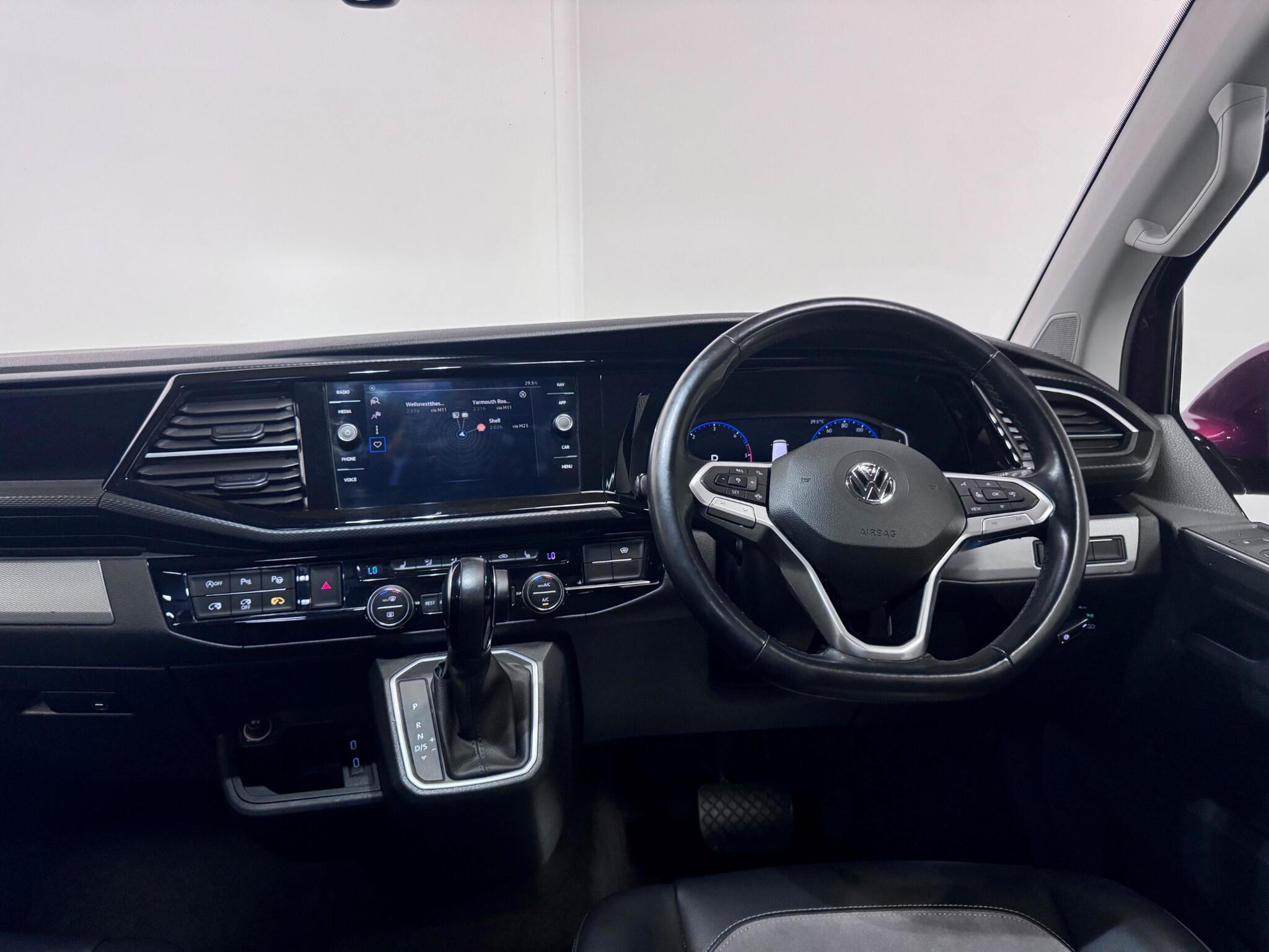 Volkswagen Caravelle view 35
