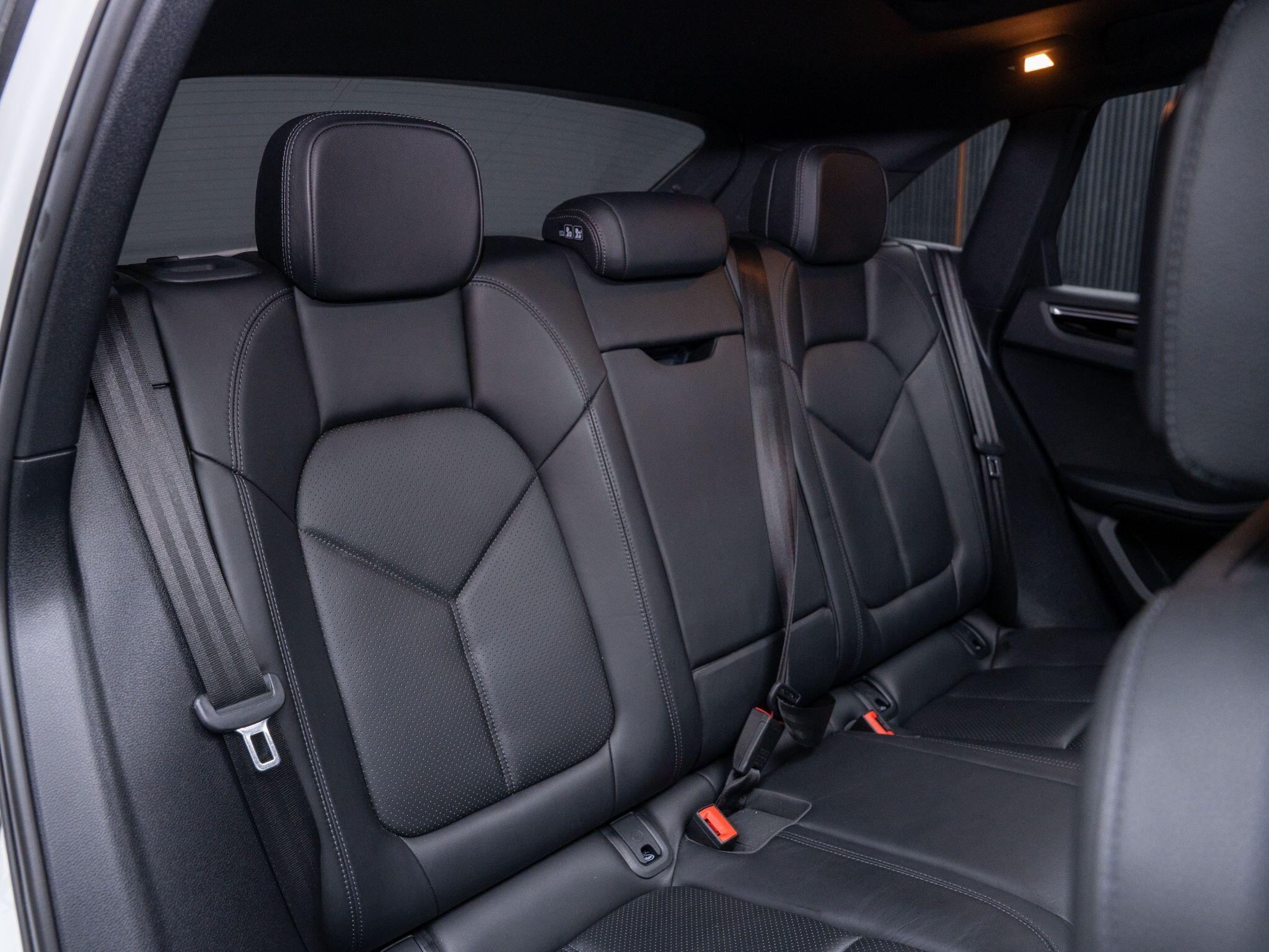 Porsche Macan view 14