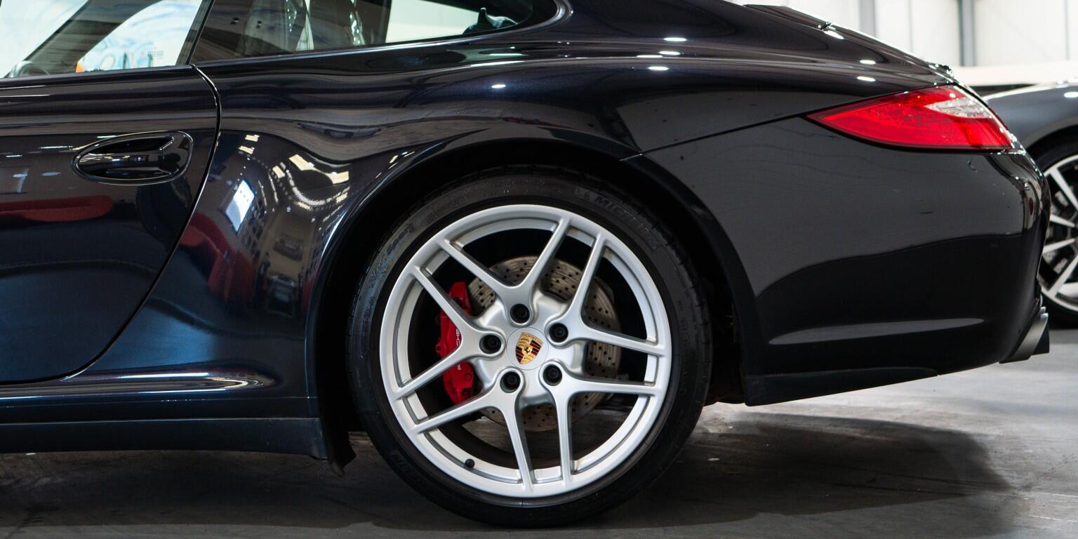 Porsche 911 view 8