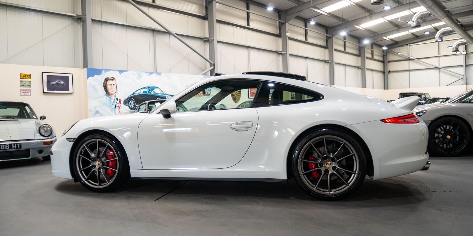 Porsche 911 view 7