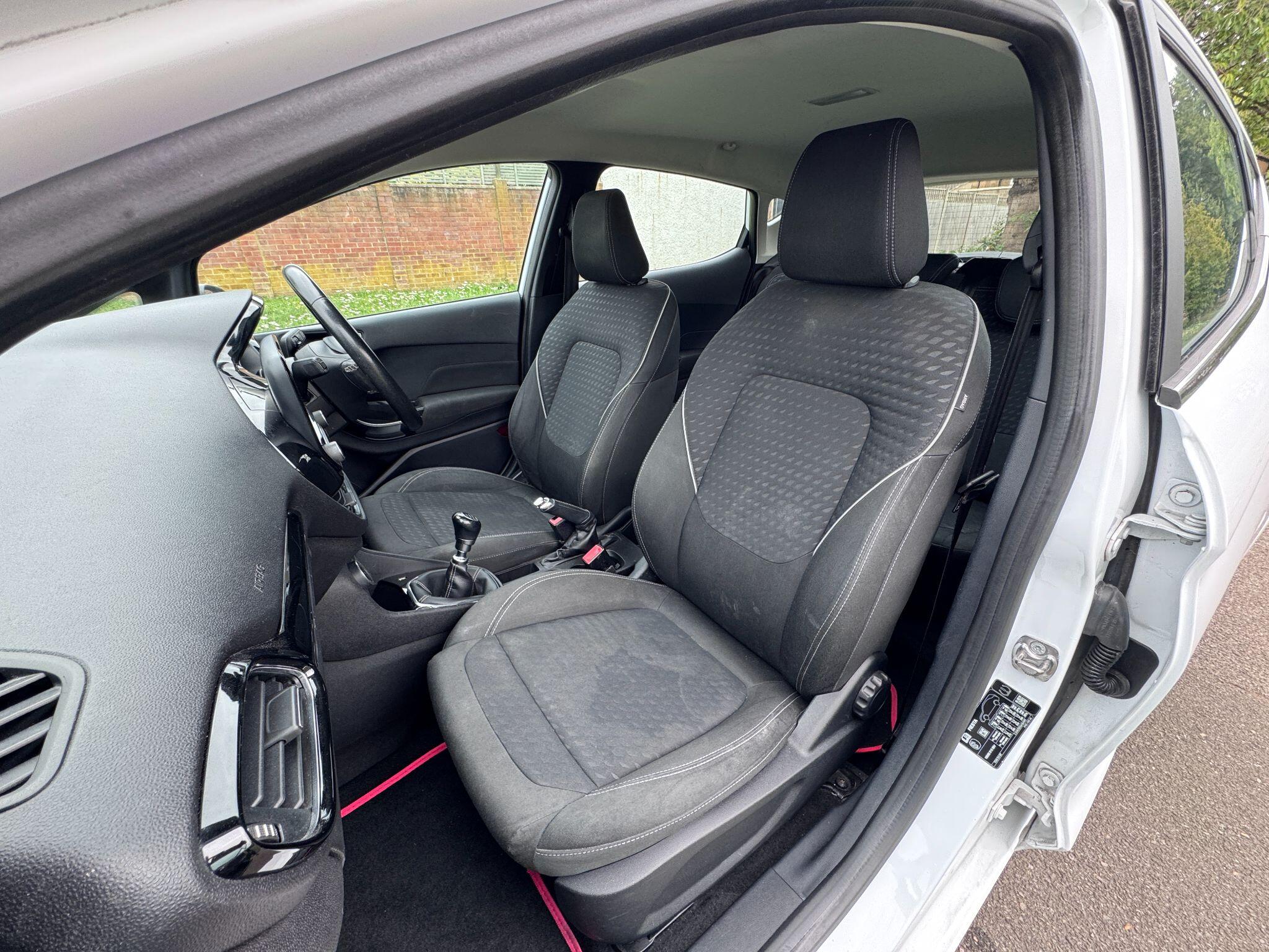 2017 Ford Fiesta image 38
