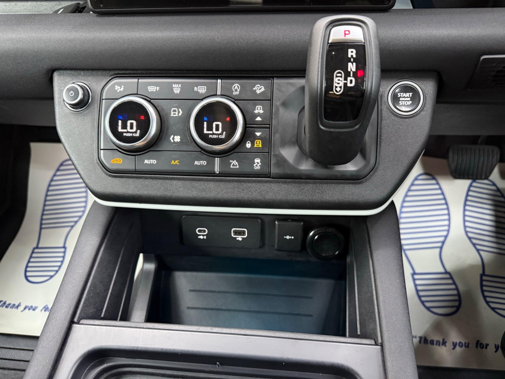 Land Rover Defender 110 view 18
