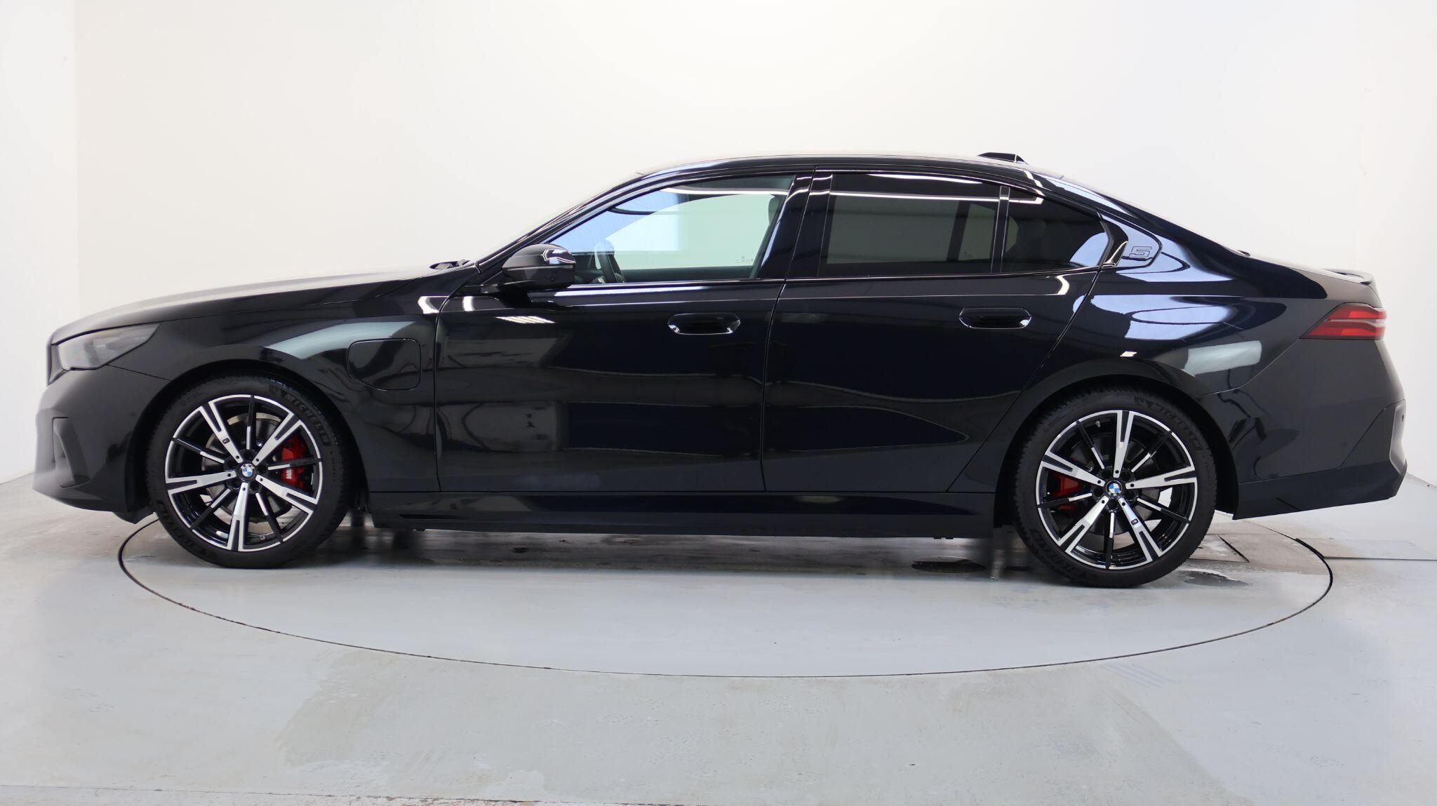 BMW 5 Series view 23