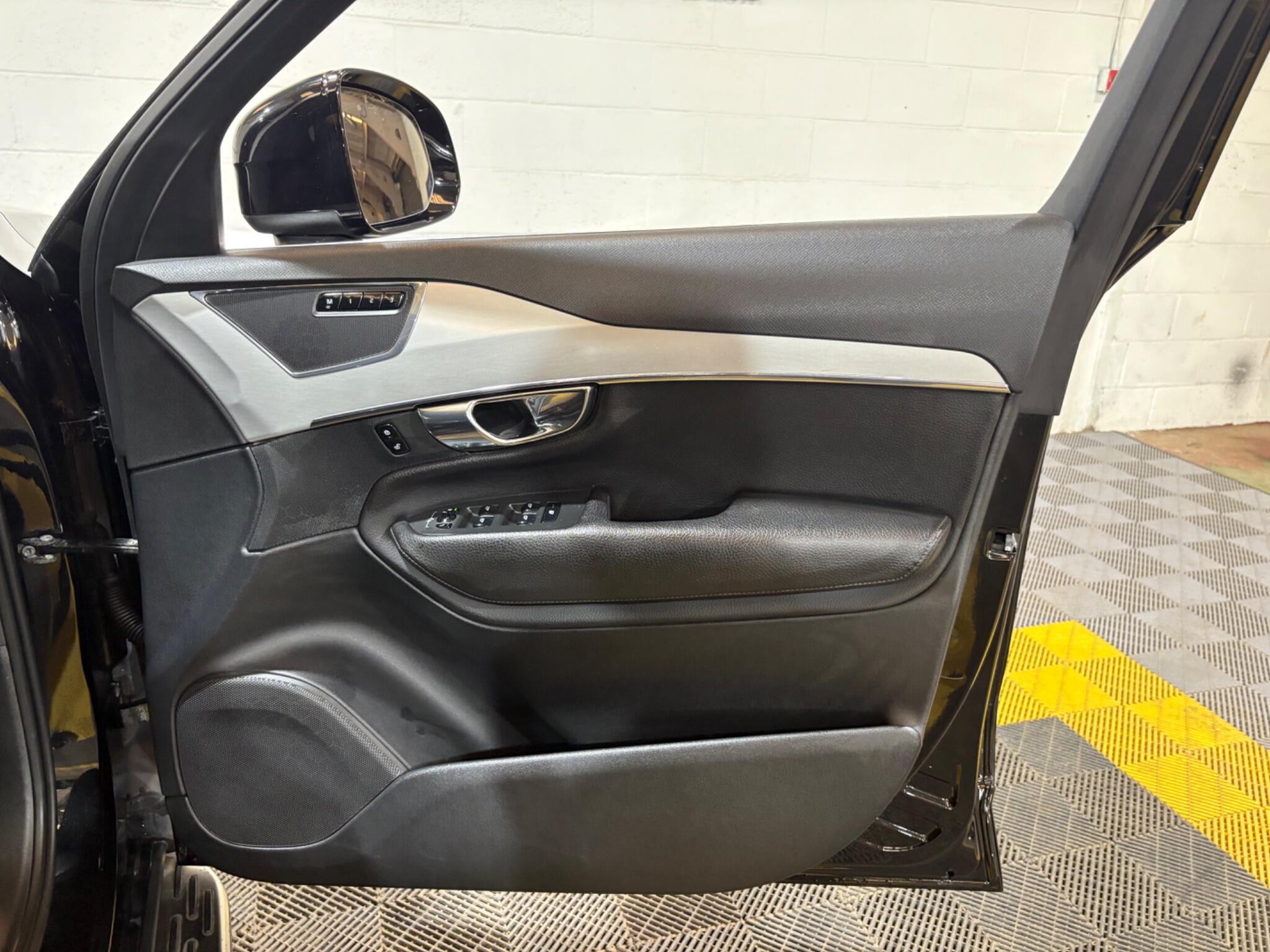 Volvo XC90 view 39