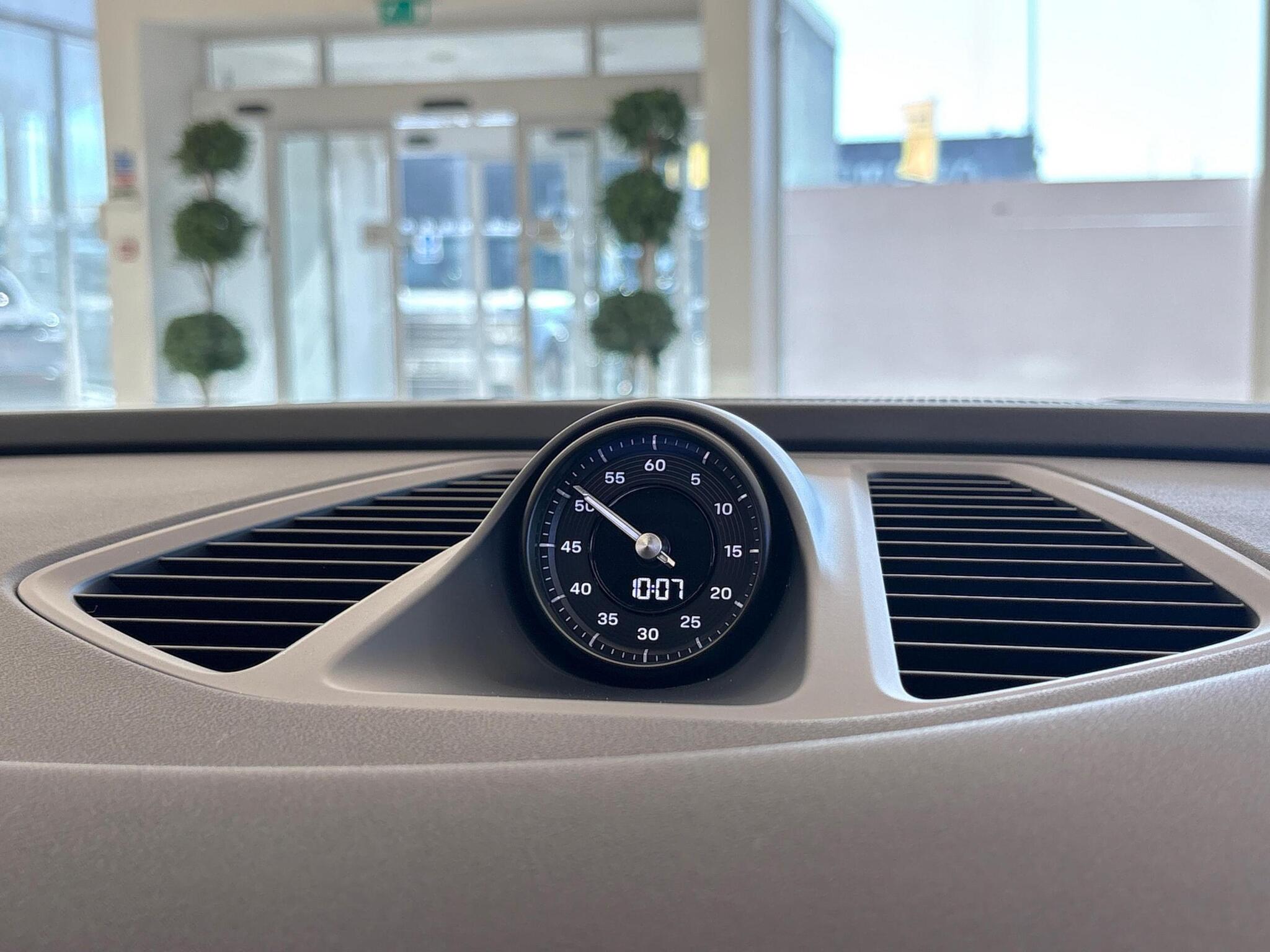 Porsche Macan view 18