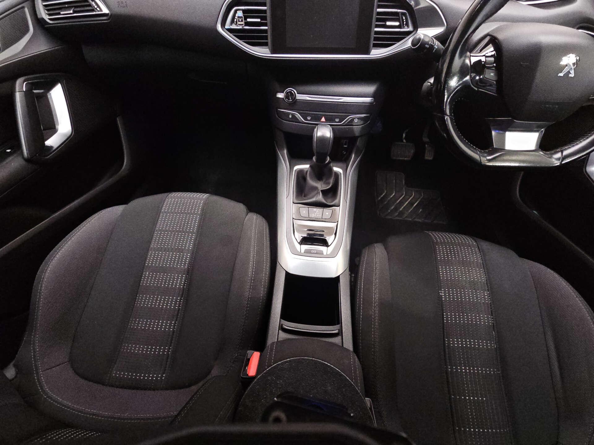 Peugeot 308 view 9