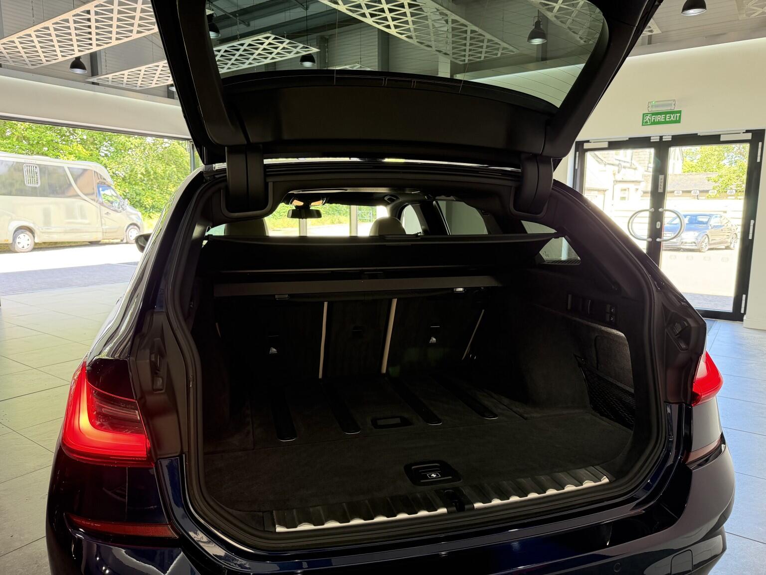 BMW 3 Series view 35