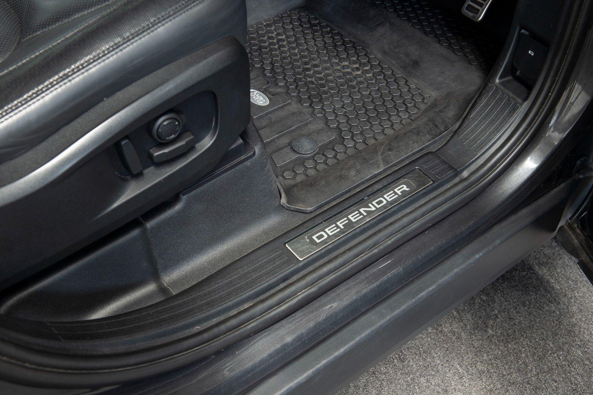 Land Rover Defender 110 view 8