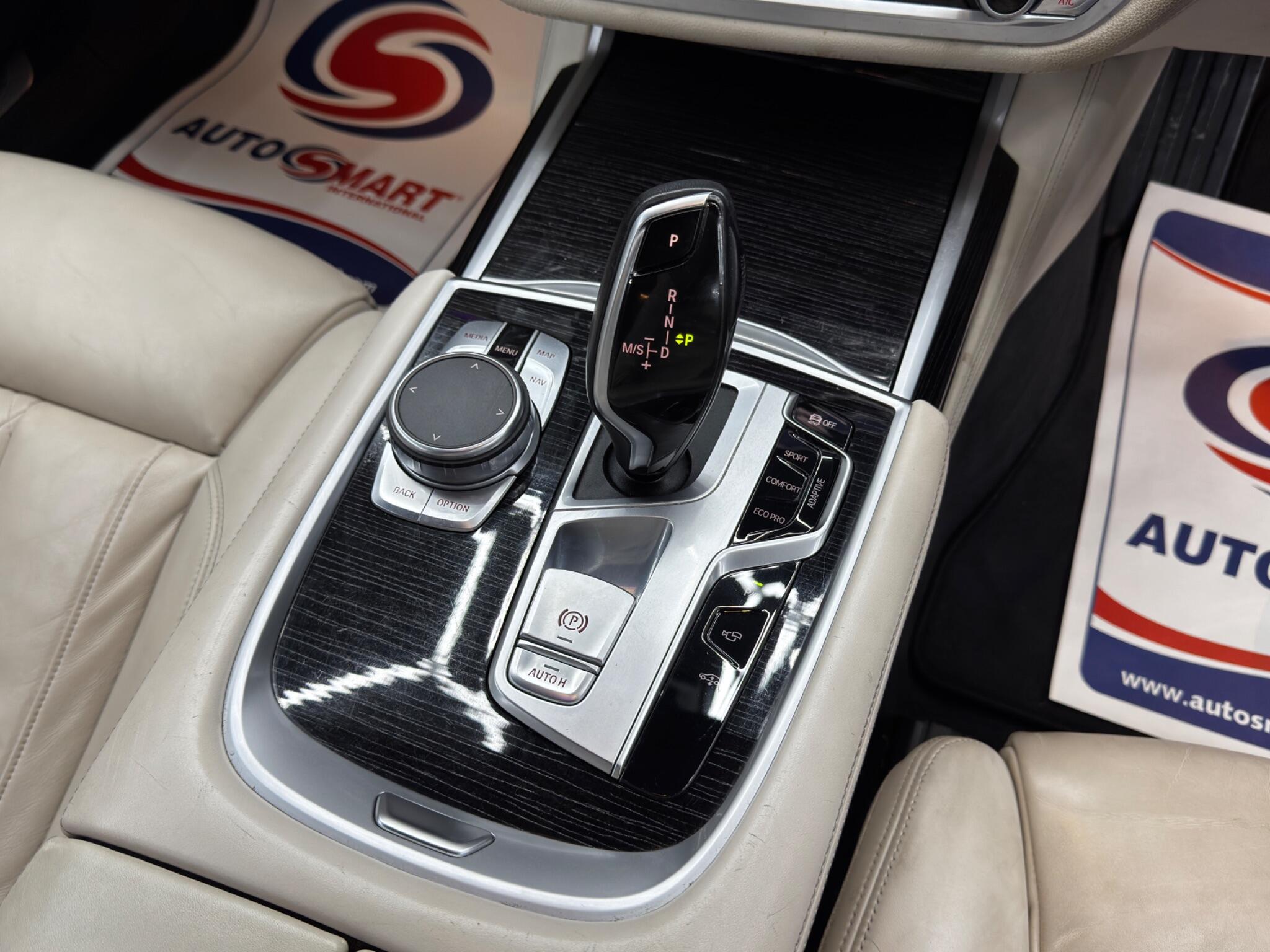 BMW 7 Series view 24