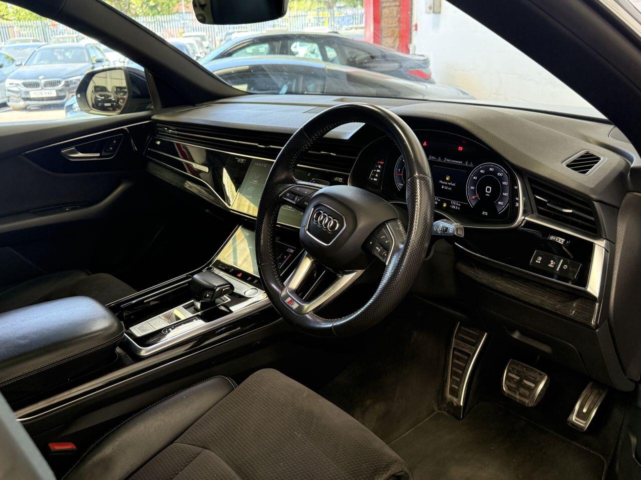Audi Q8 view 34