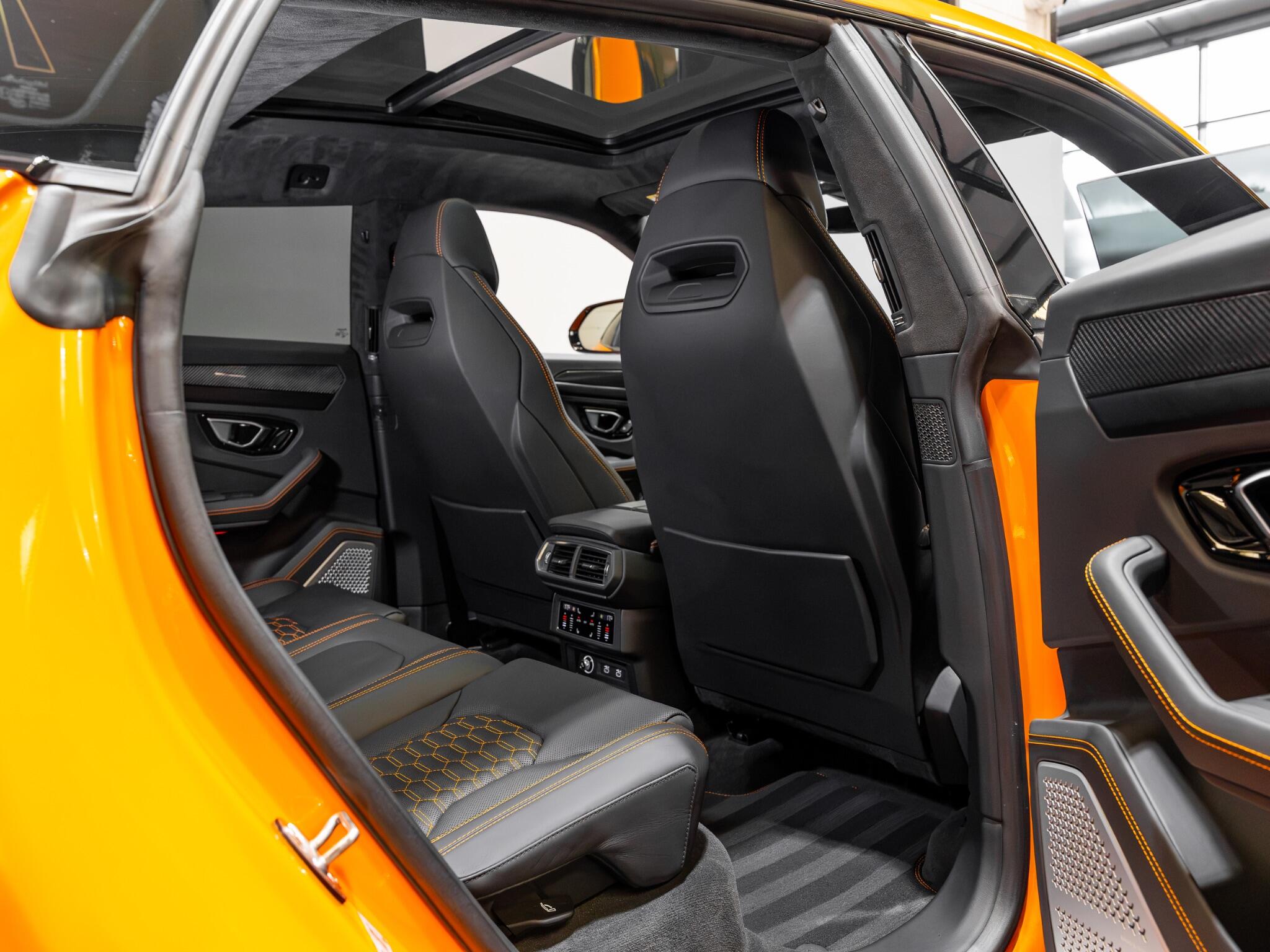 Lamborghini Urus view 31
