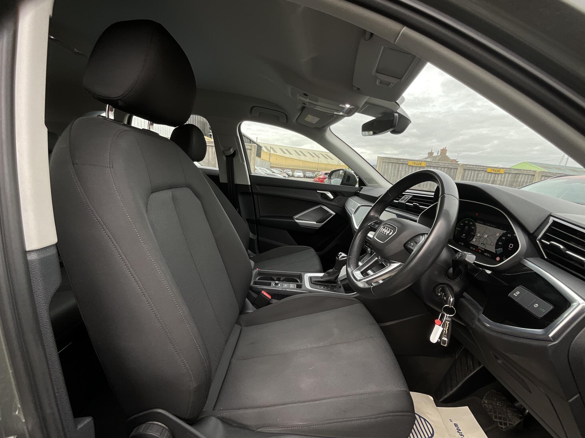 Audi Q3 view 9