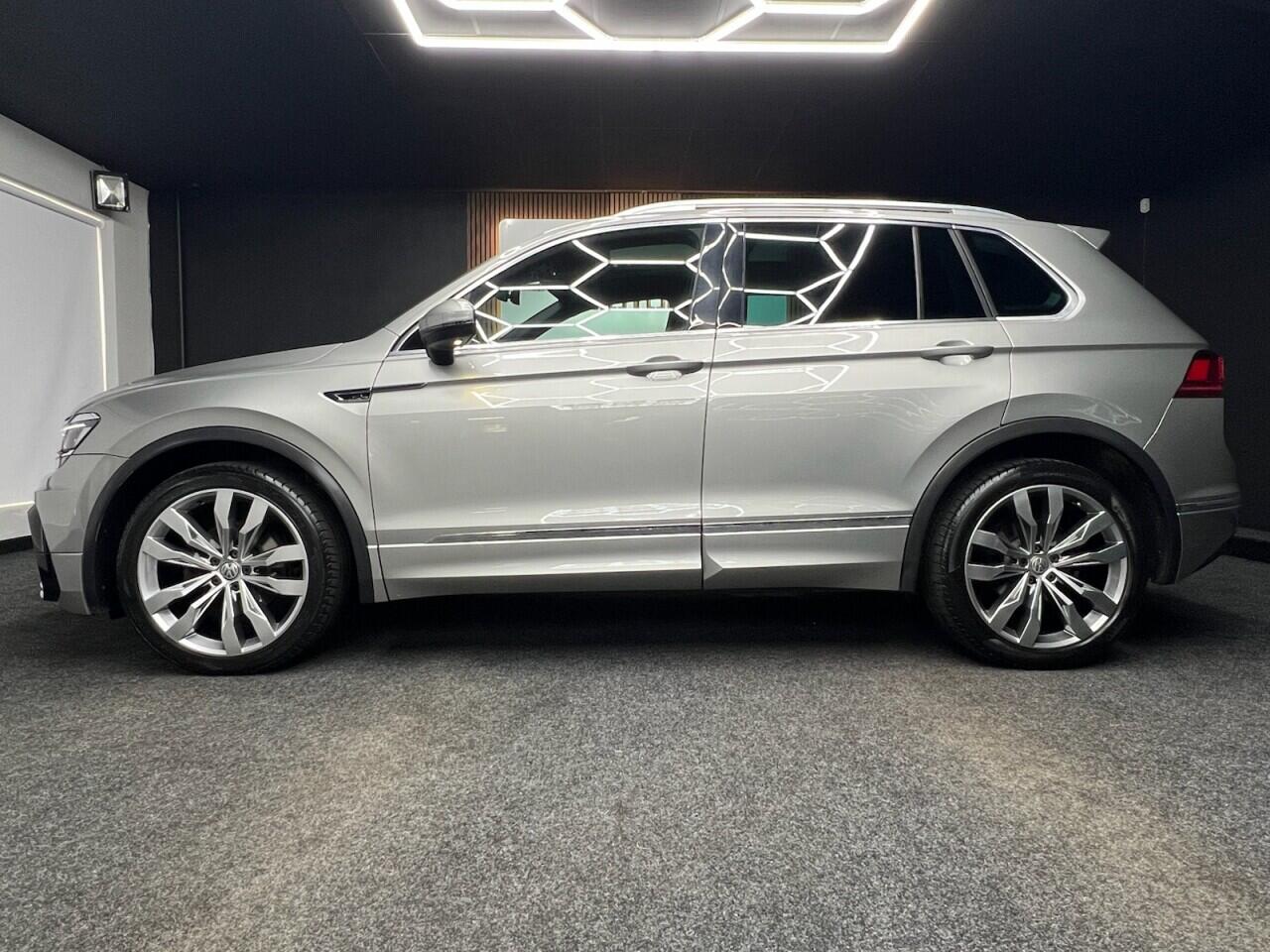 Volkswagen Tiguan view 4