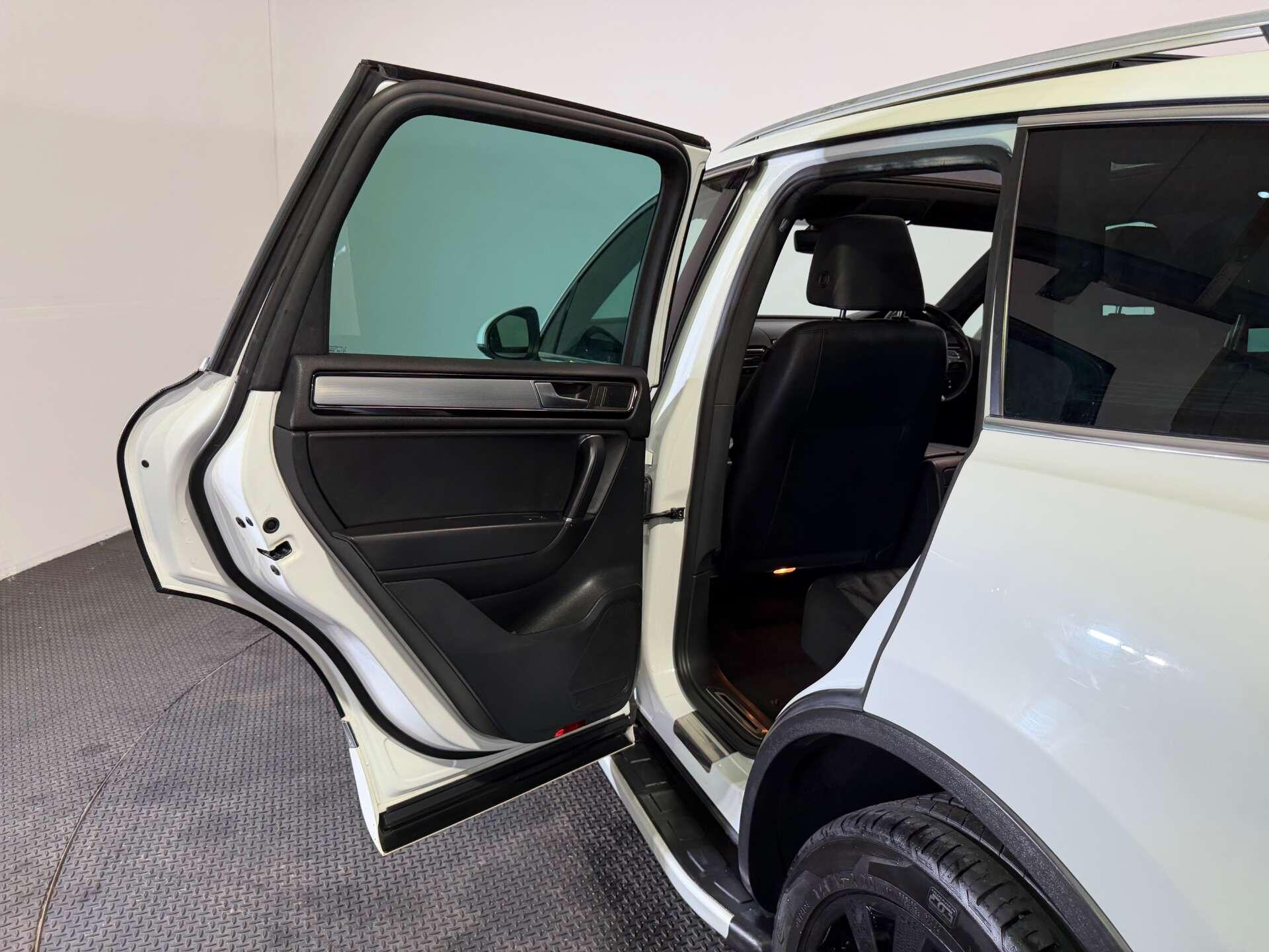 Volkswagen Touareg view 60