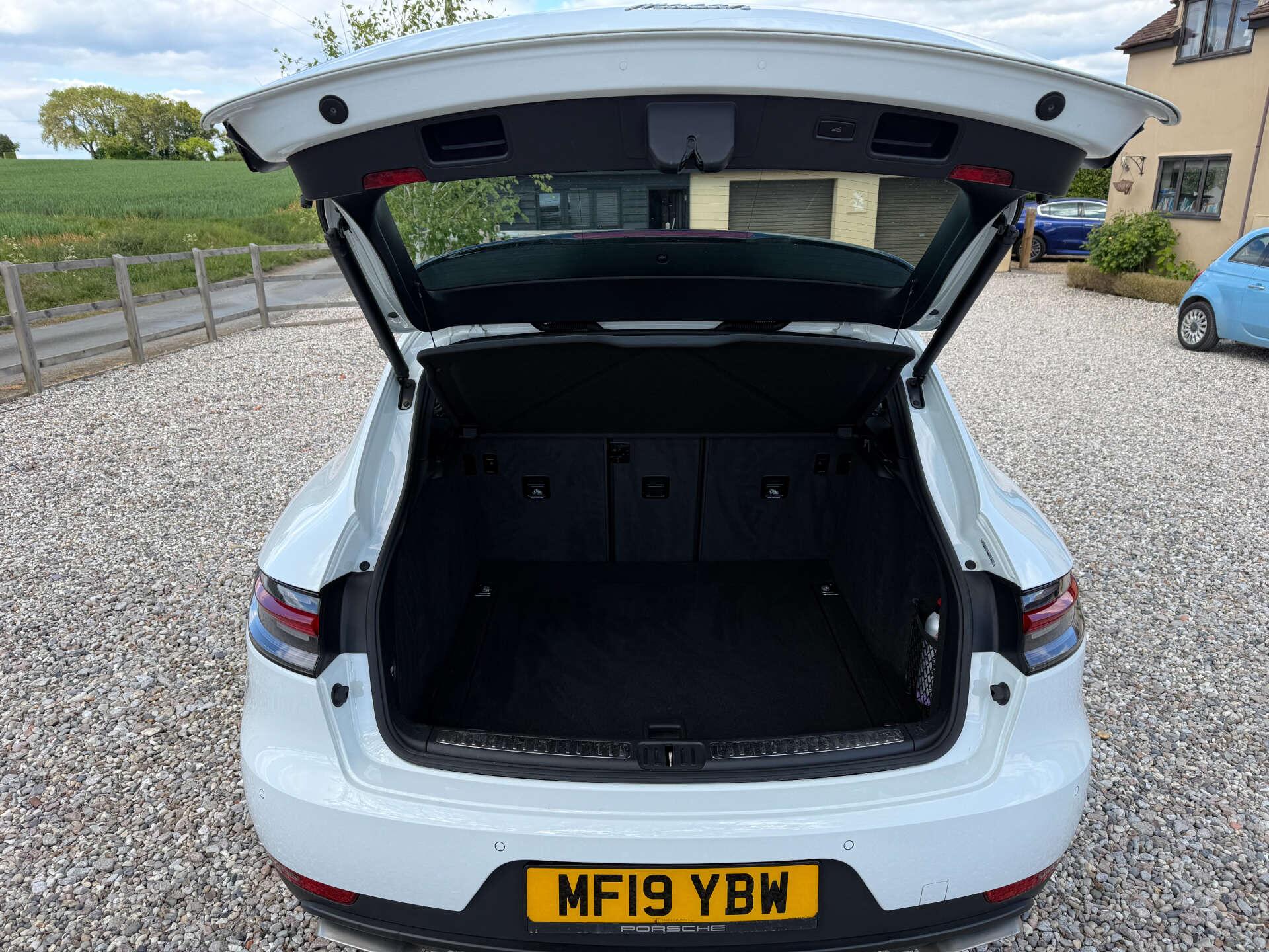 Porsche Macan view 14