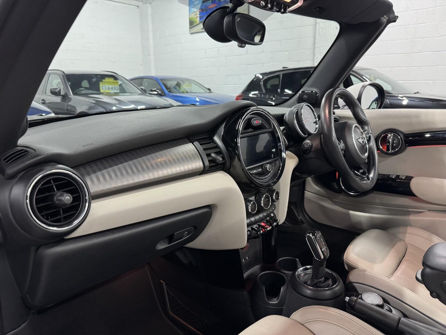 Mini Convertible view 15